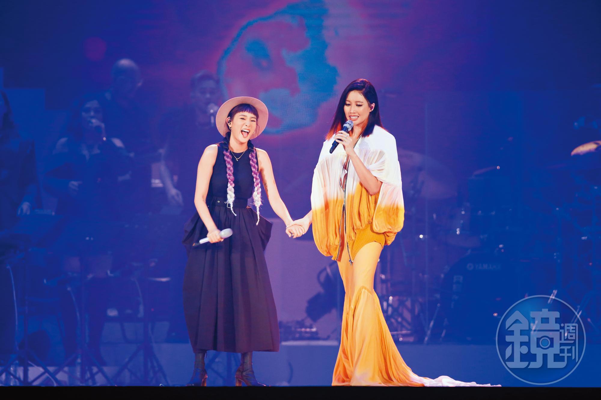 A-Lin（右）吐槽王淨（左）自封「小A-Lin」，王淨吐舌羞說：「我等一下走出去會不會被『坑布袋』？」
