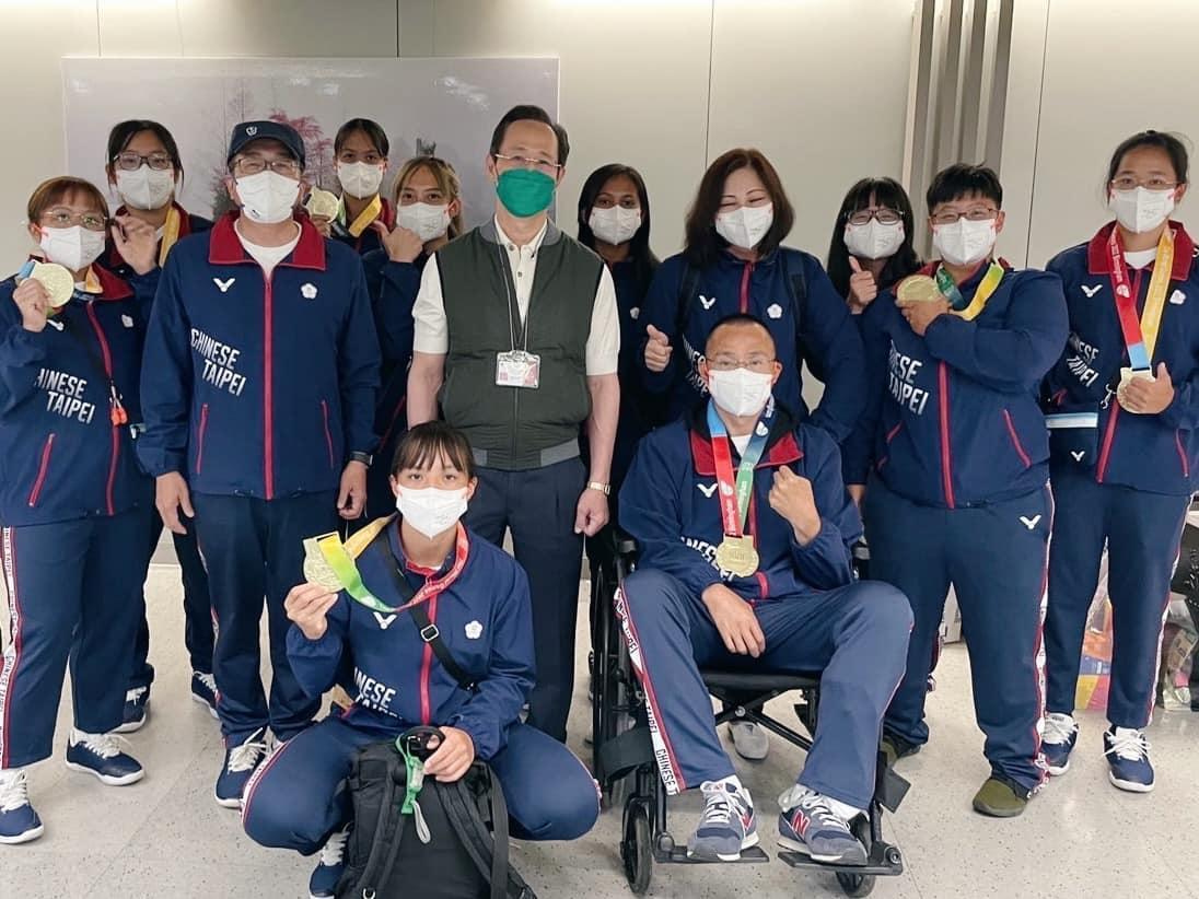 台灣女子拔河隊完成世運5連霸,風光返台。(翻攝自中華民國拔河運動協會 Chinese Taipei Tug of War Association臉書)