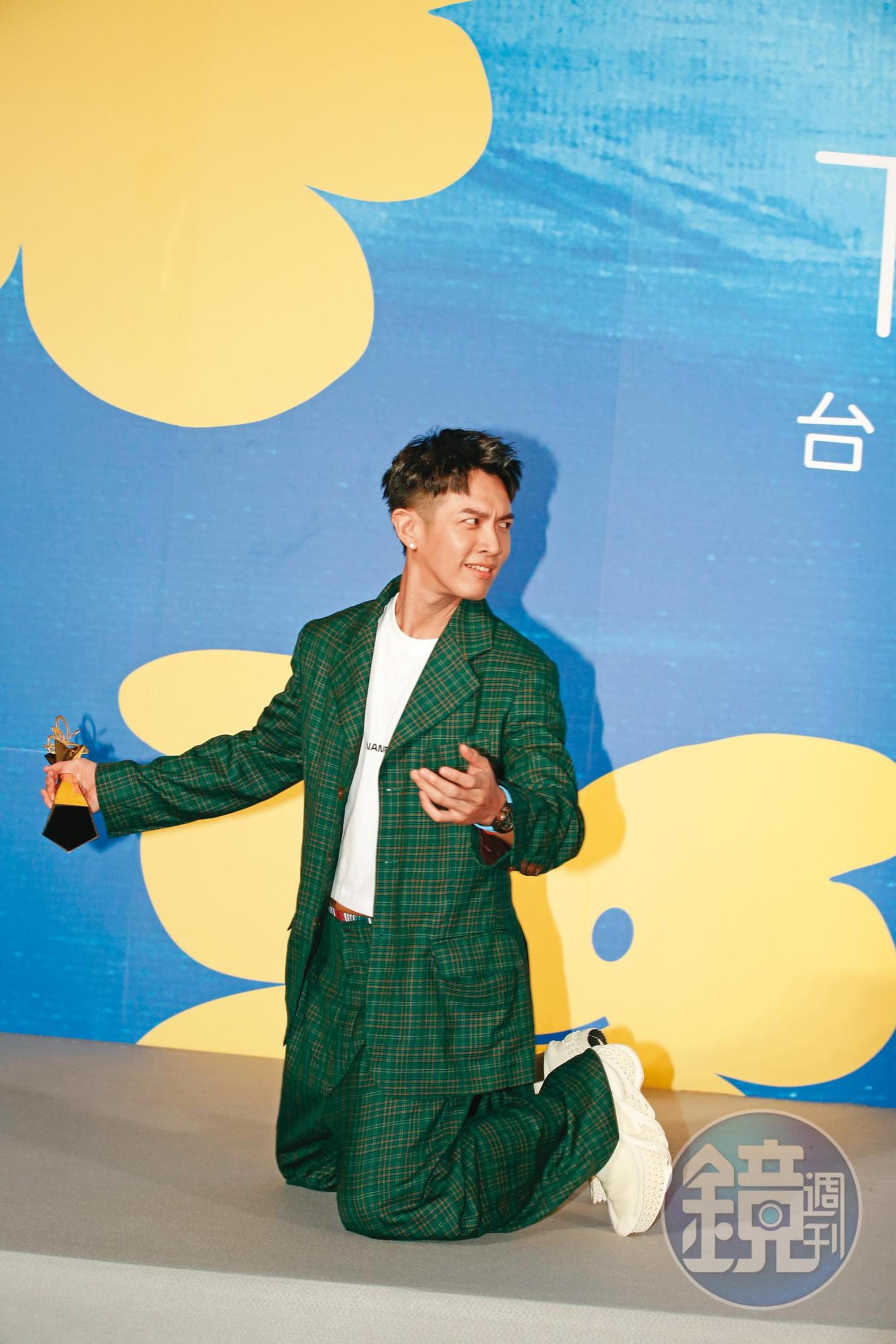 柯震東憑《月老》奪得台北電影獎影帝，聽到九把刀獲最佳導演，激動下跪。