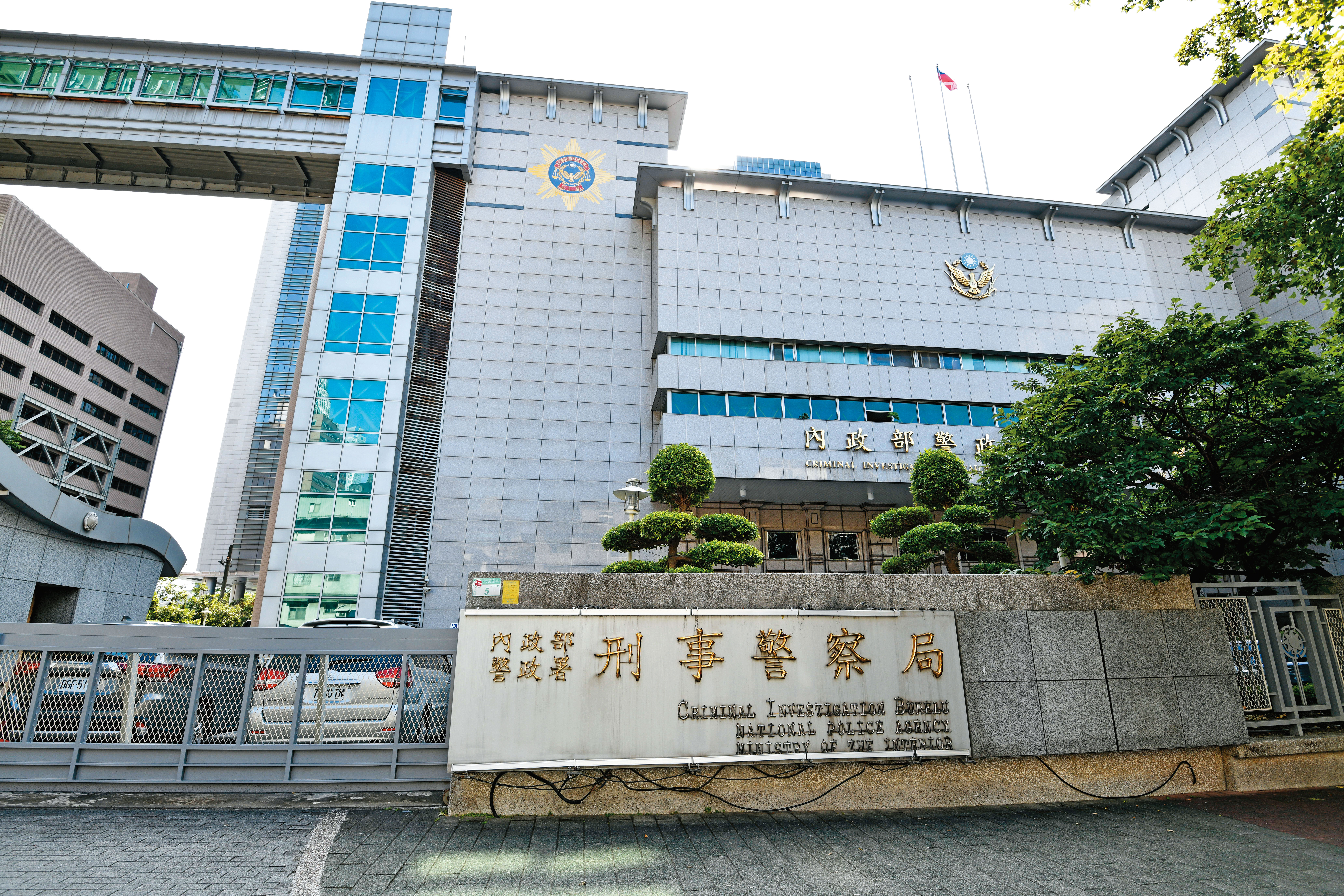 刑事局深入分析朱立安的海外金流，將她移送台北地檢署複訊，已由法院裁定羈押禁見。