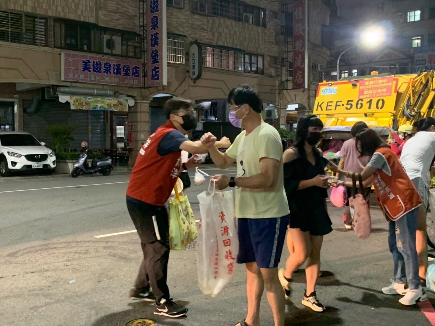 張博洋(左)昨晚po出追垃圾車向民眾拜票的照片,強調會用行動證明一切。(翻攝自張博洋臉書)