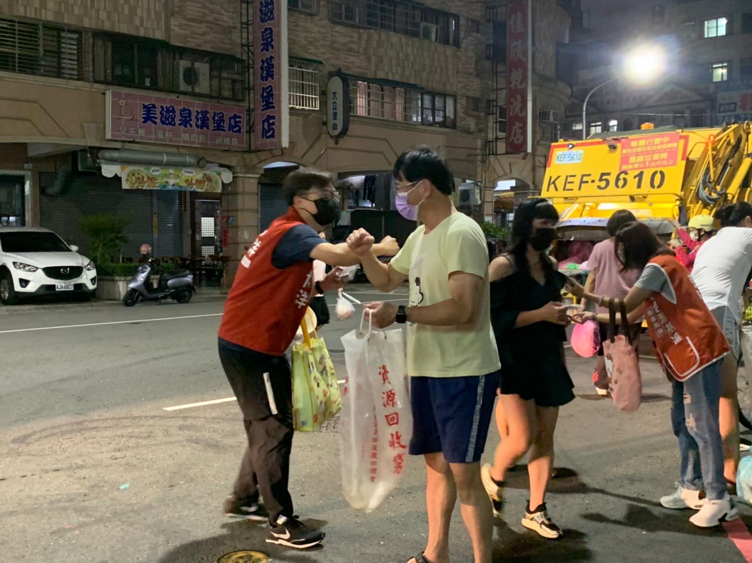 張博洋(左)昨晚po出追垃圾車向民眾拜票的照片,強調會用行動證明一切。(翻攝自張博洋臉書)