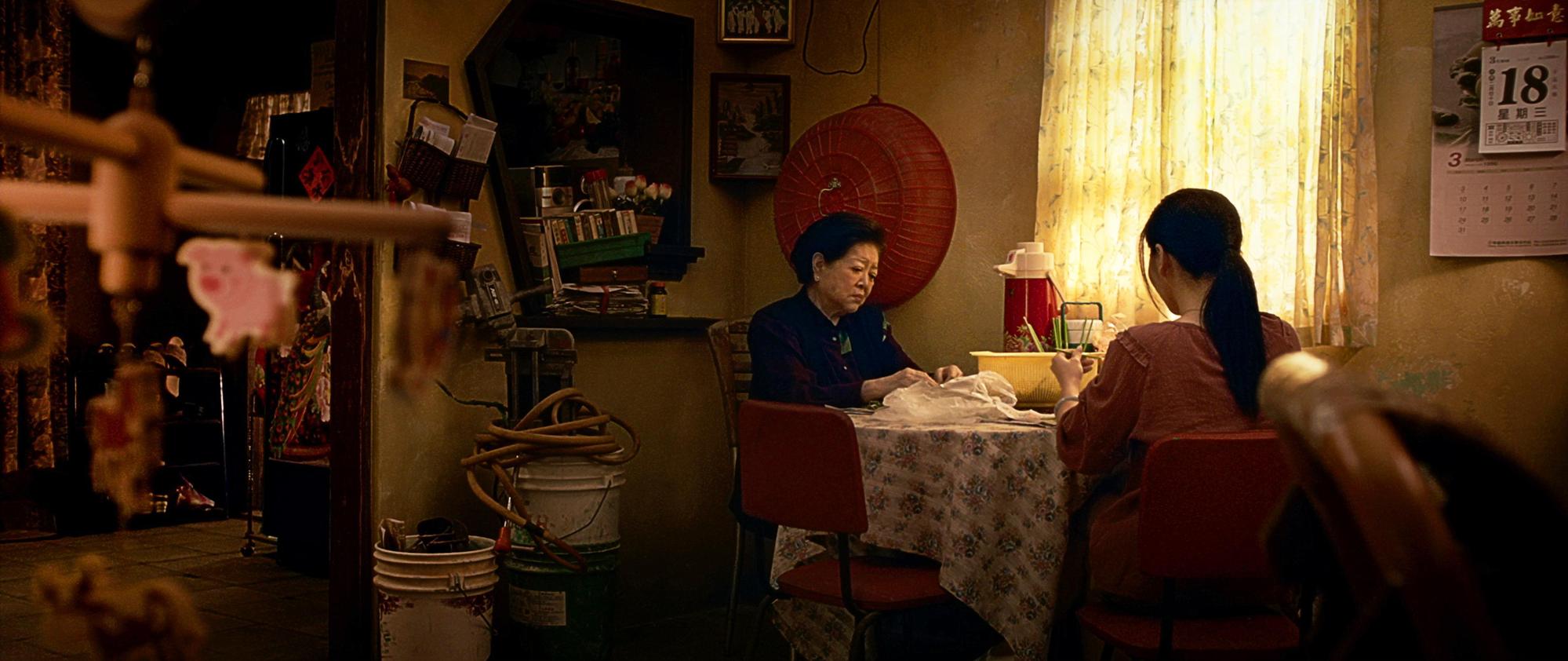 金馬影后陳淑芳（左）在《徘徊年代》飾演阮安妮（背對鏡頭者）的婆婆，一心一意盼她傳宗接代。  （傳影互動提供）