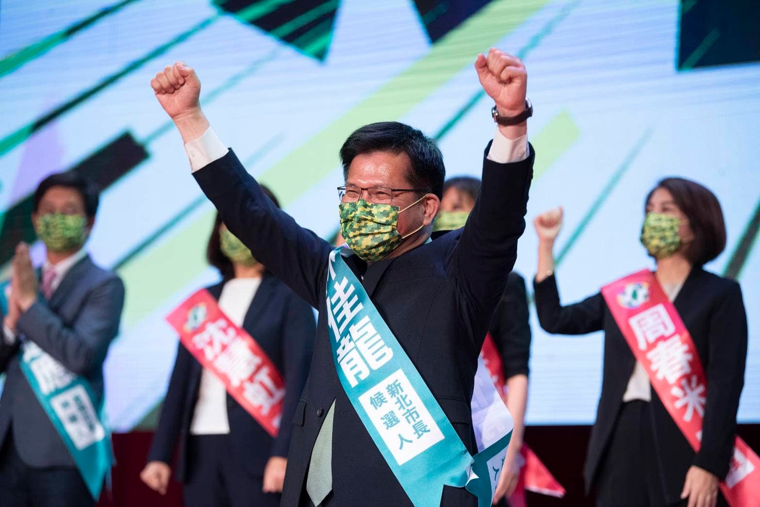 民進黨新北市長參選人林佳龍競選團隊再添2女將，將由立委賴品妤及前友達董座李焜耀女兒、民進黨前發言人李晏榕出任競總發言人。（取自林佳龍臉書）