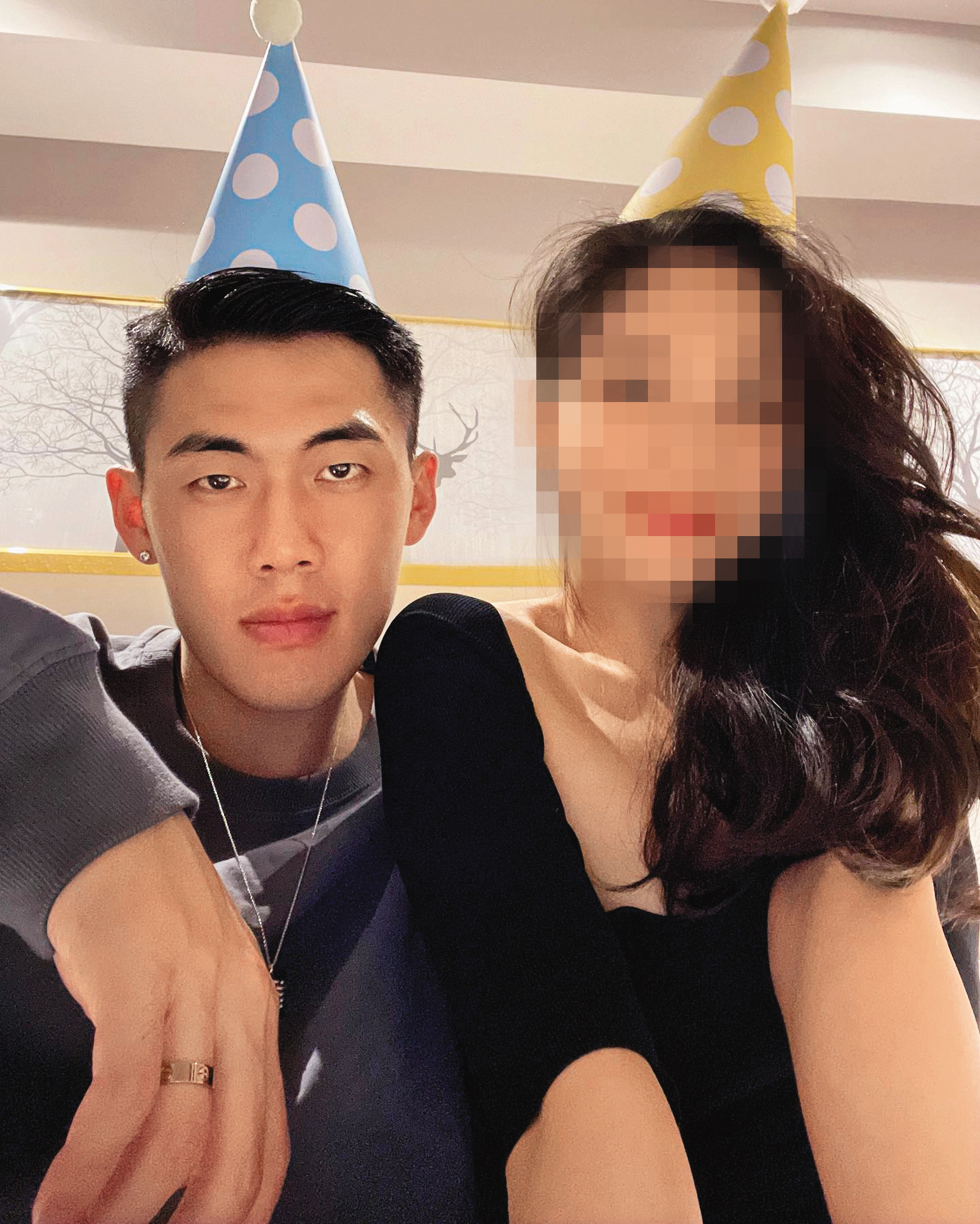 去年11月,劉錚上傳了跟一名女性在慶生的照片,兩人黏得算緊。(翻攝自劉錚臉書)