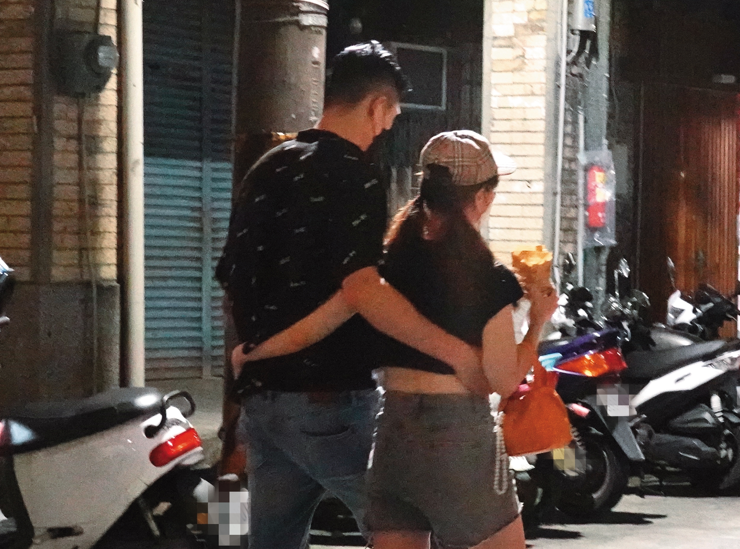 6月19日20：12，從背後看更透露濃情蜜意，劉錚跟女友的手臂在身後人字形交纏，呈現出連體嬰姿態。