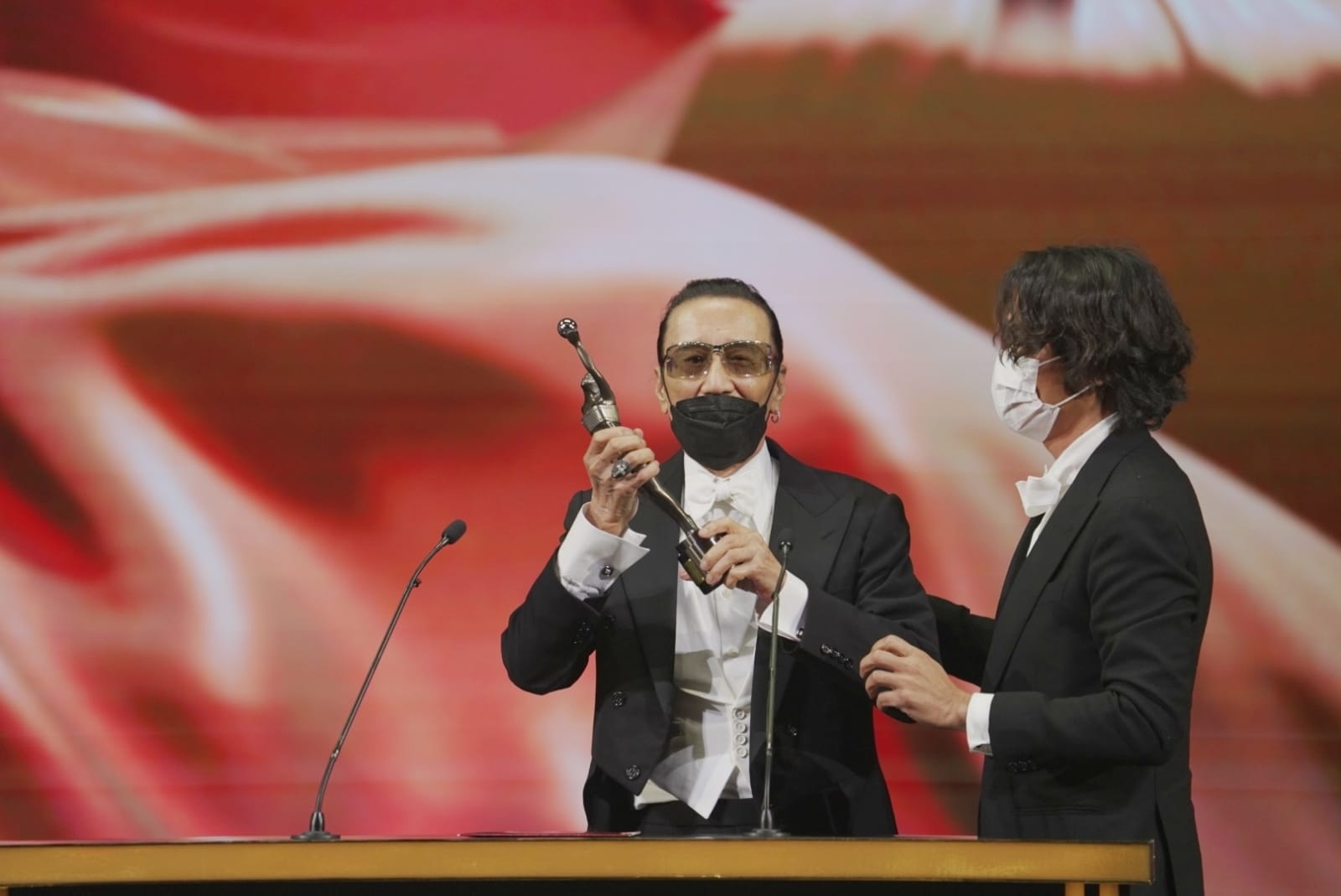 謝賢以《殺出個黃昏》奪得影帝，電影監製兼入圍對手林家棟全程陪伴謝賢身邊。（翻攝香港金像獎臉書）