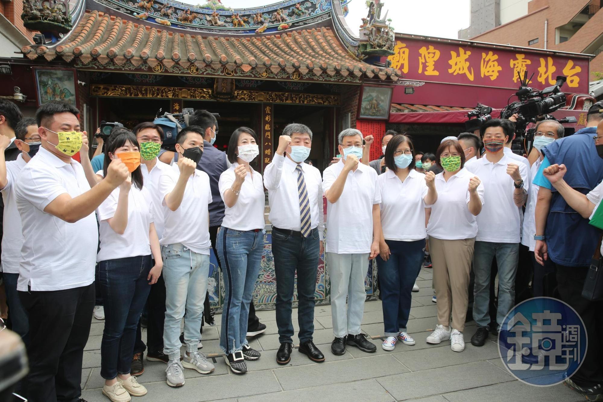 民進黨台北市長參選人陳時中今於台北霞海城隍廟前，宣布競總主委為陳建仁，並與競選團隊合體亮相。