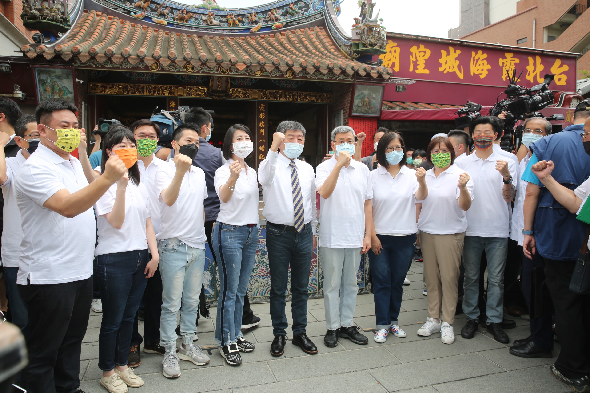 民進黨台北市長參選人陳時中今於台北霞海城隍廟前，宣布競總主委為陳建仁，並與競選團隊合體亮相。