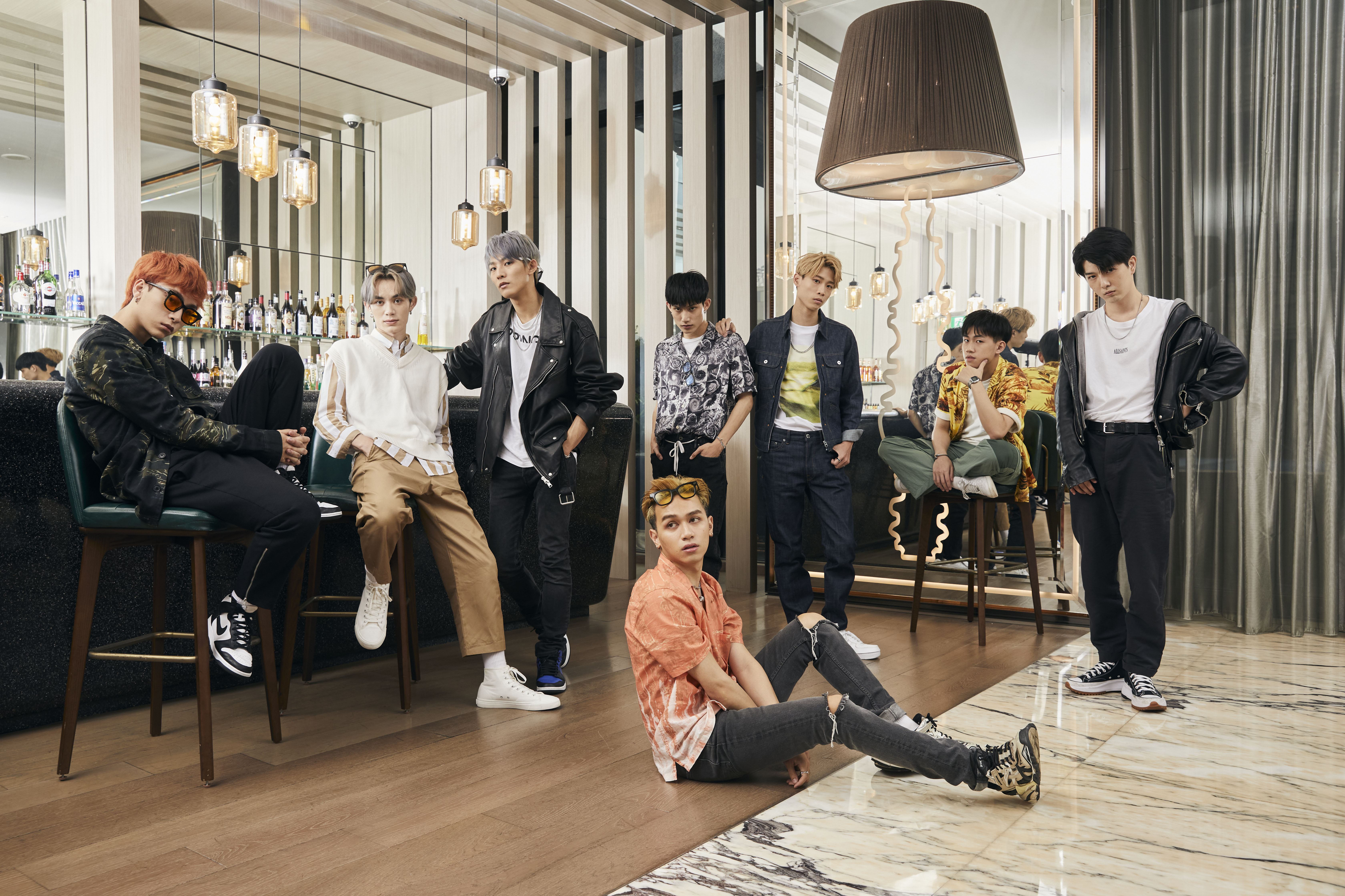 土星團員曹家齊（後排左起）、呂植宇、林煥鈞、唐立杰、 劉新民、張峻瑋、孔宥鈞及陳水豐（前排）齊聚，拍攝夏日寫真。