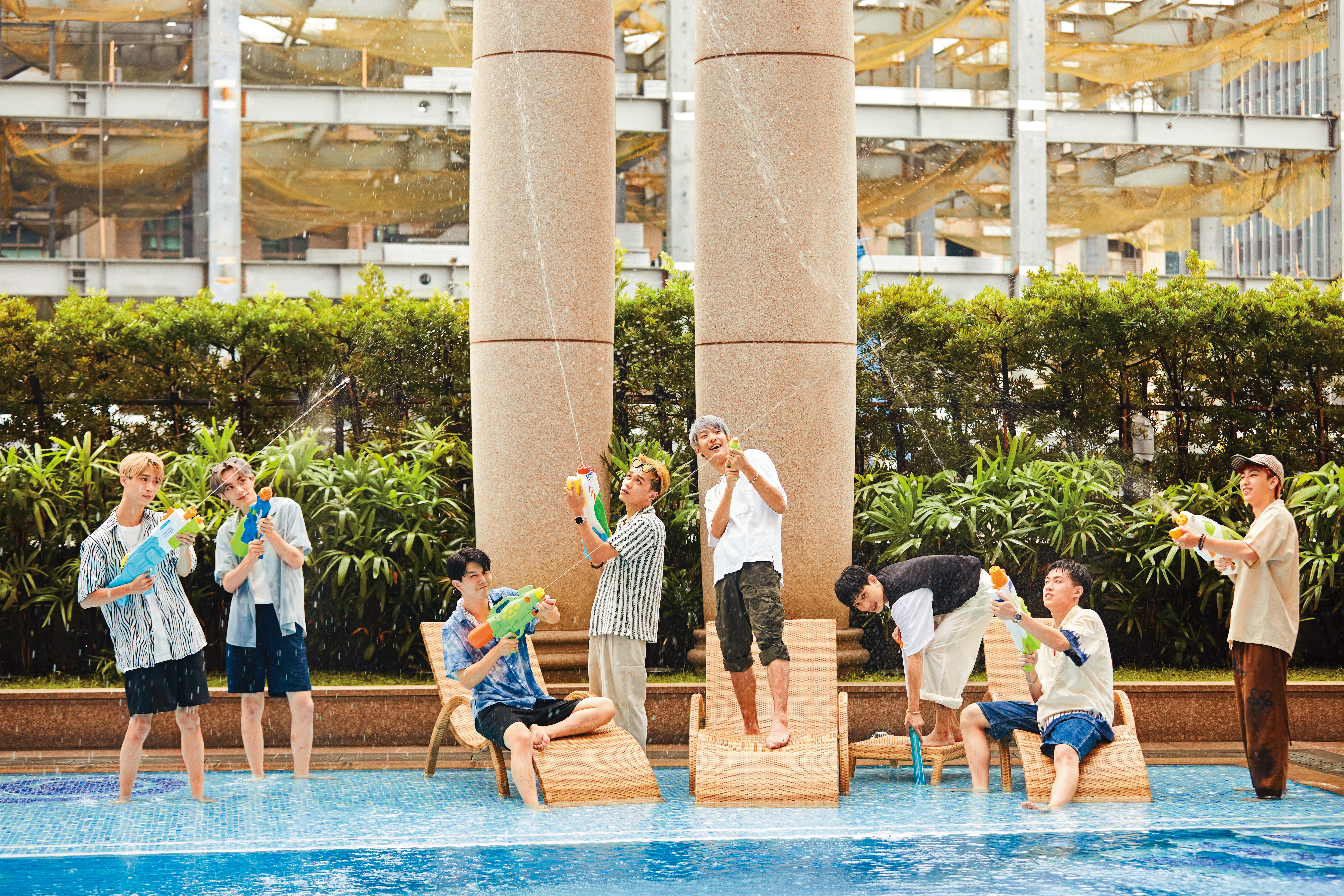 男孩們在戶外泳池嬉戲玩水，享受夏天陽光。