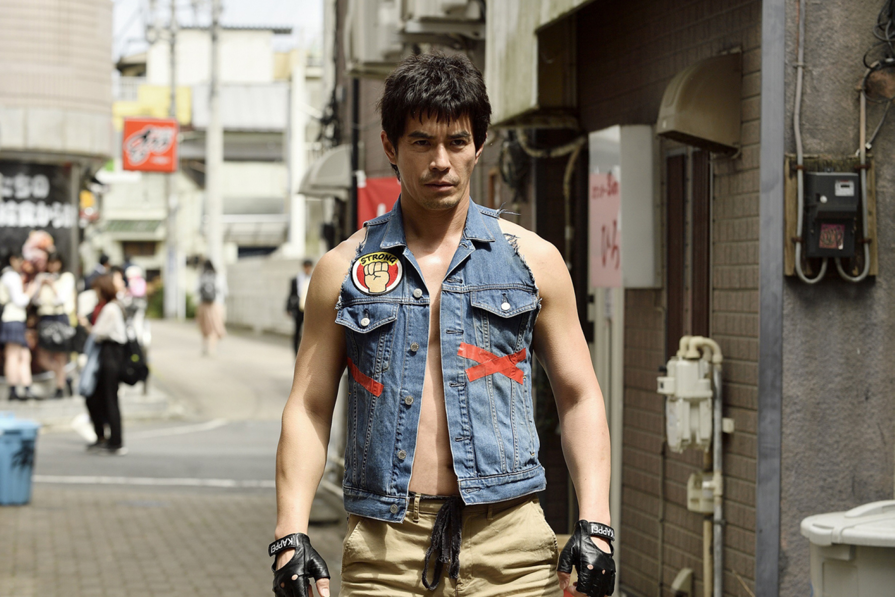 46歲的伊藤英明在《末日救世主》大方秀出男子漢的野性美。（采昌國際多媒體提供）