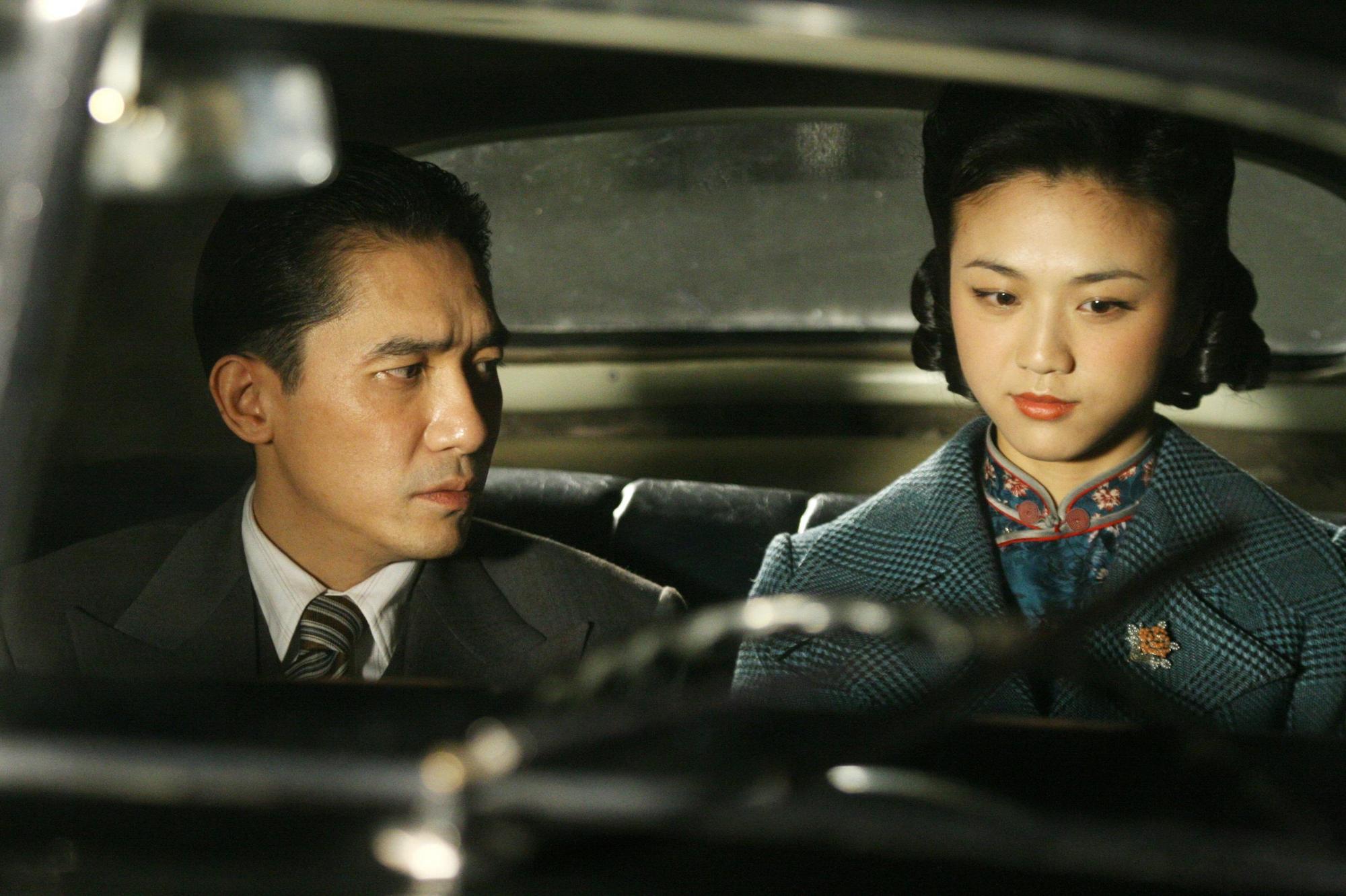 李安的《色,戒》將在影音平台上播映,大導朴贊郁曾說過,是看到《色,戒》才為湯唯(右)打造《分手的決心》角色。(CATCHPLAY+提供)
