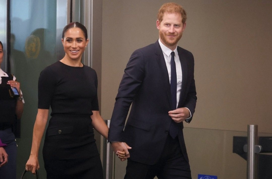 哈利王子（右）與妻子梅根（左）18日到紐約聯合國總部演講。（翻攝@h_desires推特）