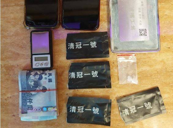 台南市少年隊破獲查獲一個號稱「24小時on call」的販毒集團，查扣印有清冠一號字樣、招財貓等圖案的毒品咖啡包。（翻攝畫面）
