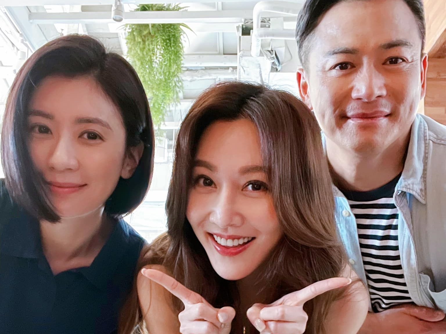 曾莞婷和賈靜雯、江宏恩合照。（翻攝自曾莞婷臉書）