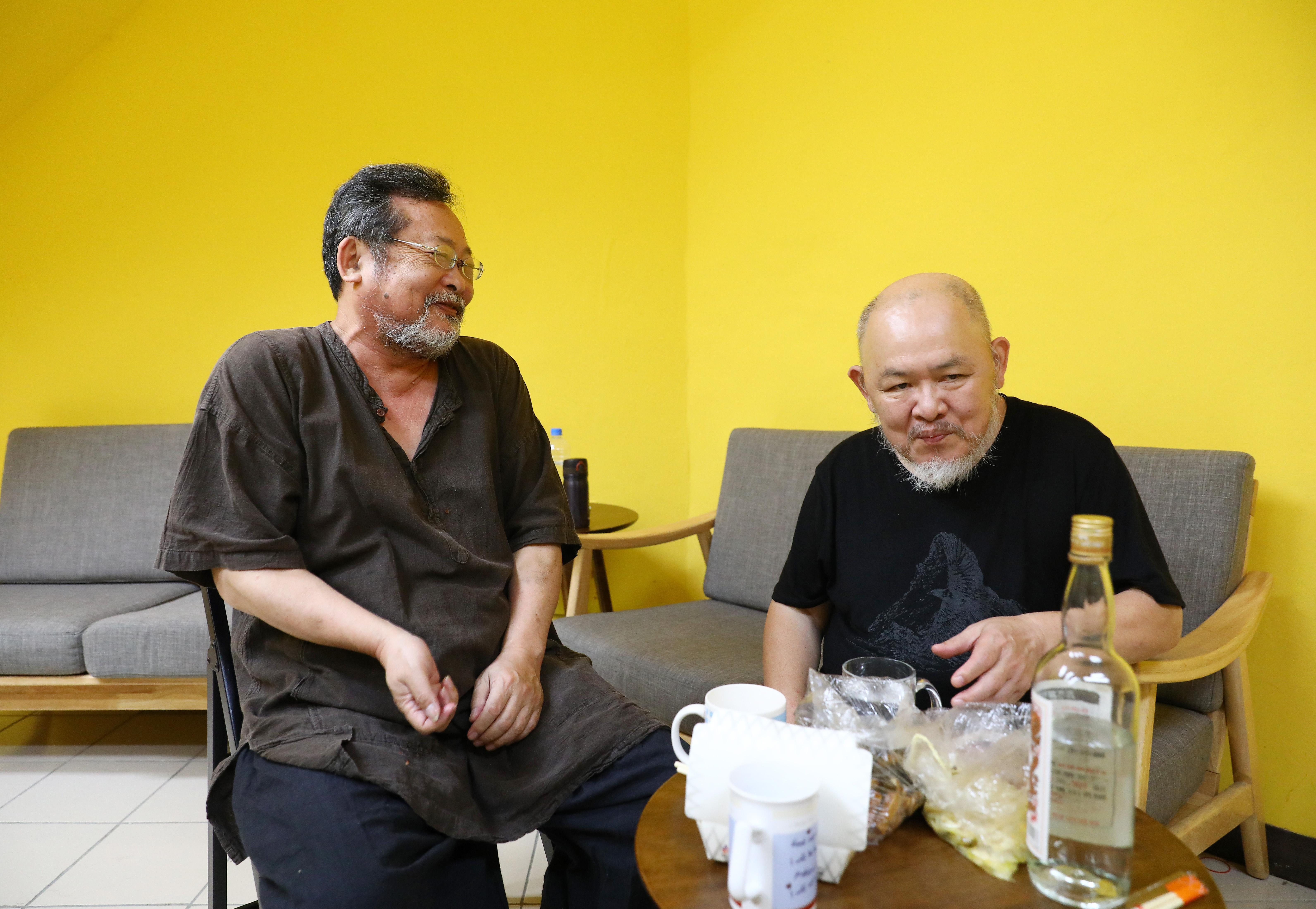 陳明章和林正盛是多年好友，常聚在一起小酌2杯。（左為陳明章，右為導演林正盛）