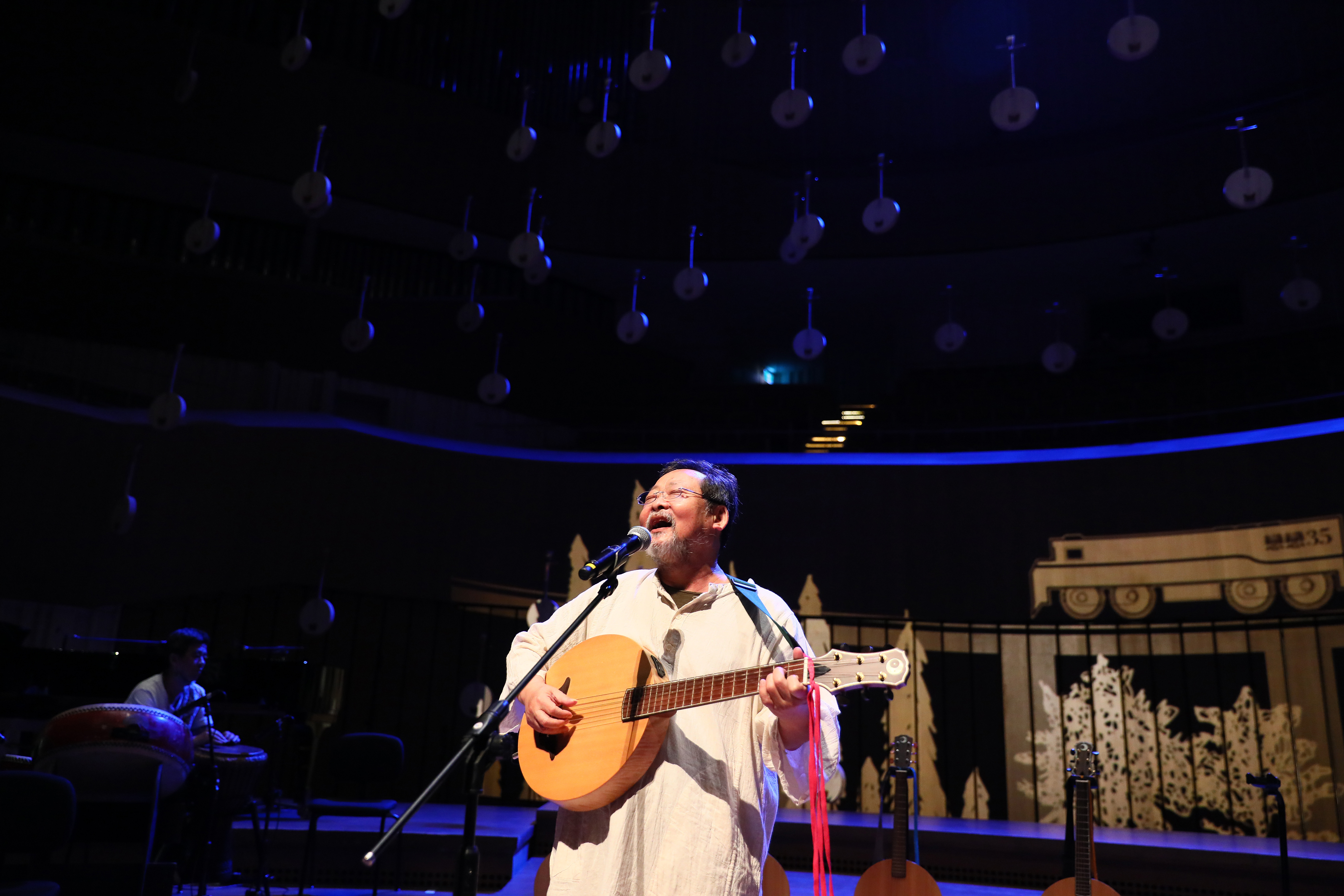 《戀戀35》演唱會，舞台上掛上100支月琴。象徵著台灣音樂的傳統，以及陳明章的音樂歷程。