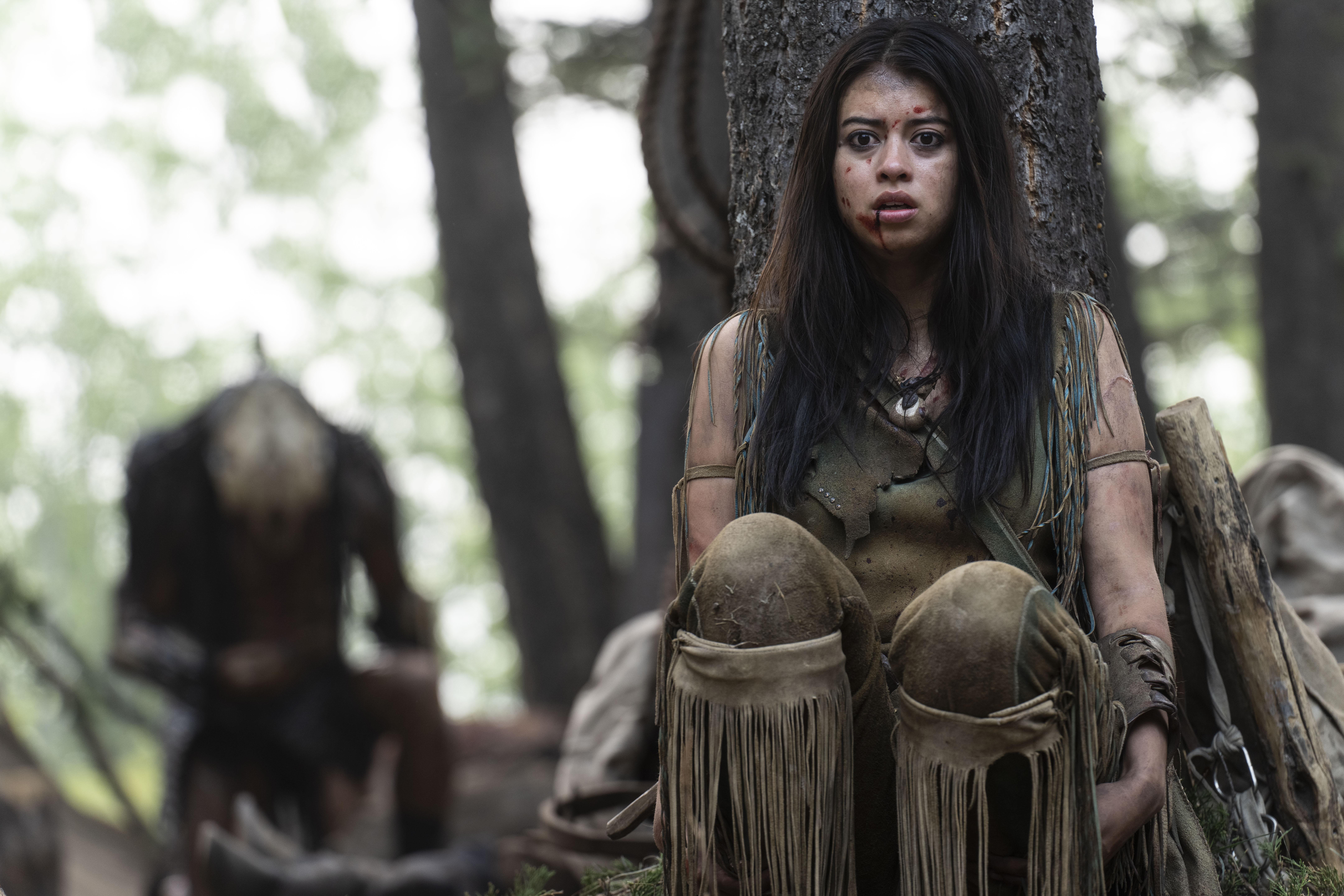 《終極戰士：獸獵者》安柏米桑德演出納魯，以北美原住民的身份對抗充滿高科技裝備的外星人。（Disney+提供）