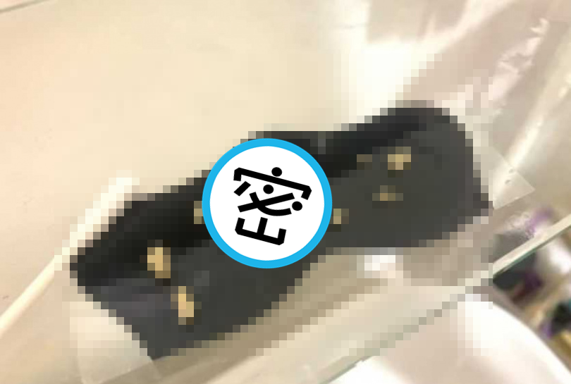 一名女網友透露，自己常覺得喉嚨有異物感，有時還會吐出帶著惡臭的「白色小石頭」。（翻攝自Dcard）