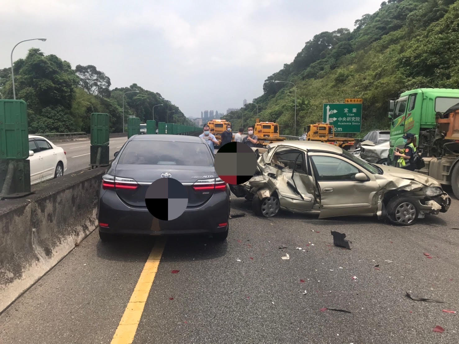 國道3號今午發生8車連環車禍。（翻攝畫面）