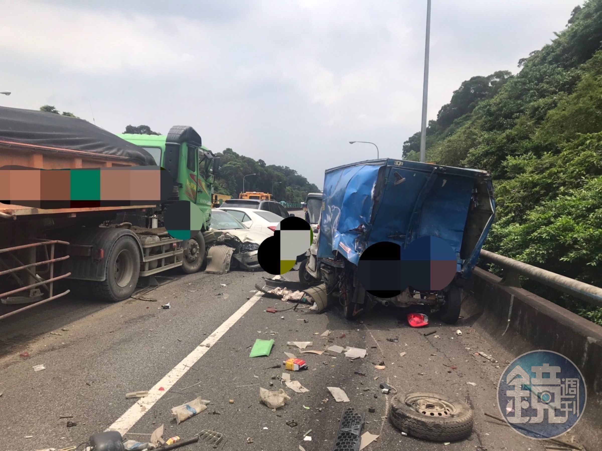 事故現場多部車輛被撞的面目全非。（翻攝畫面）
