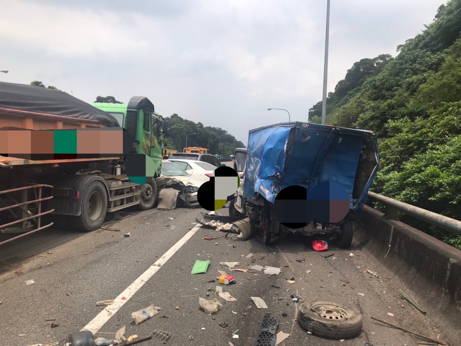 事故現場多部車輛被撞的面目全非。（翻攝畫面）