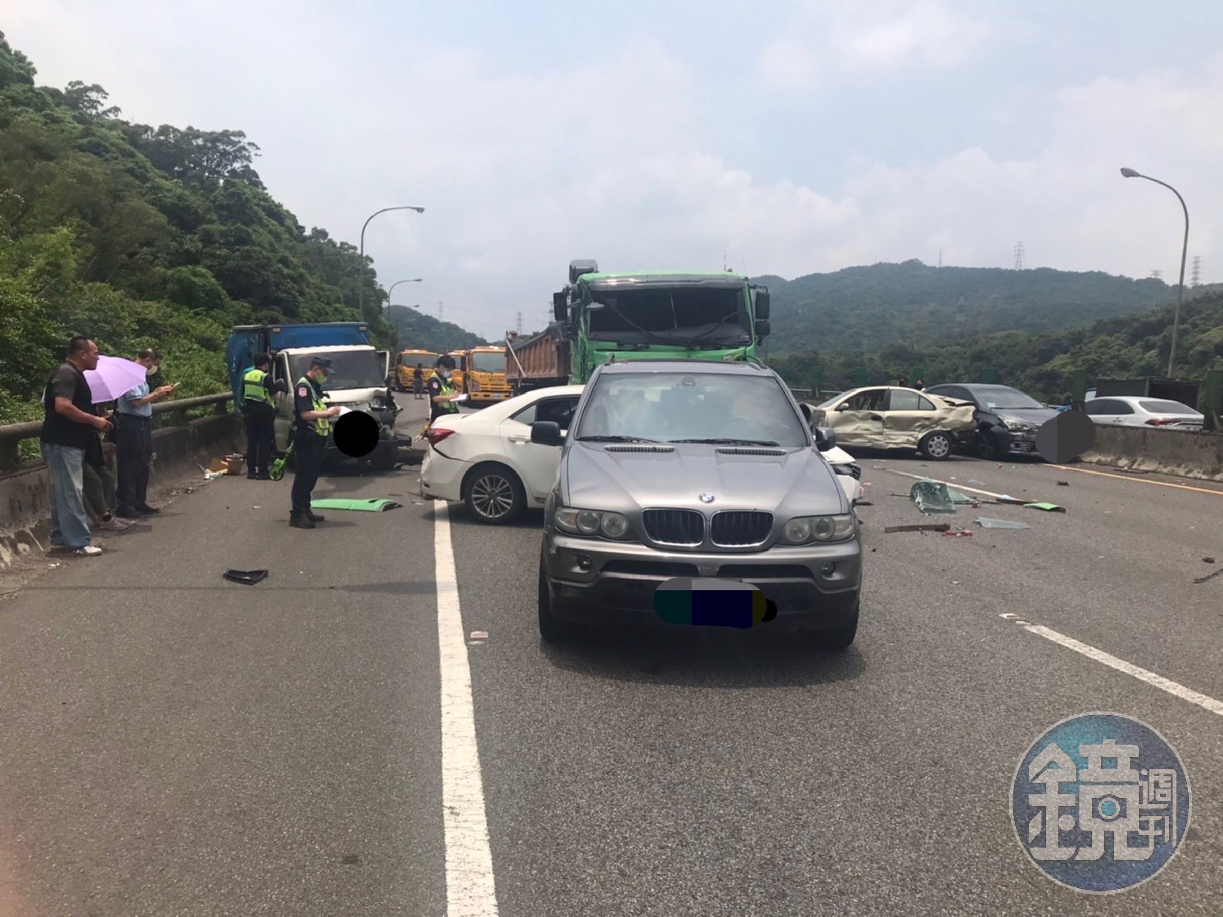 警消獲報前往處理，將5名傷者送醫救治。（翻攝畫面）