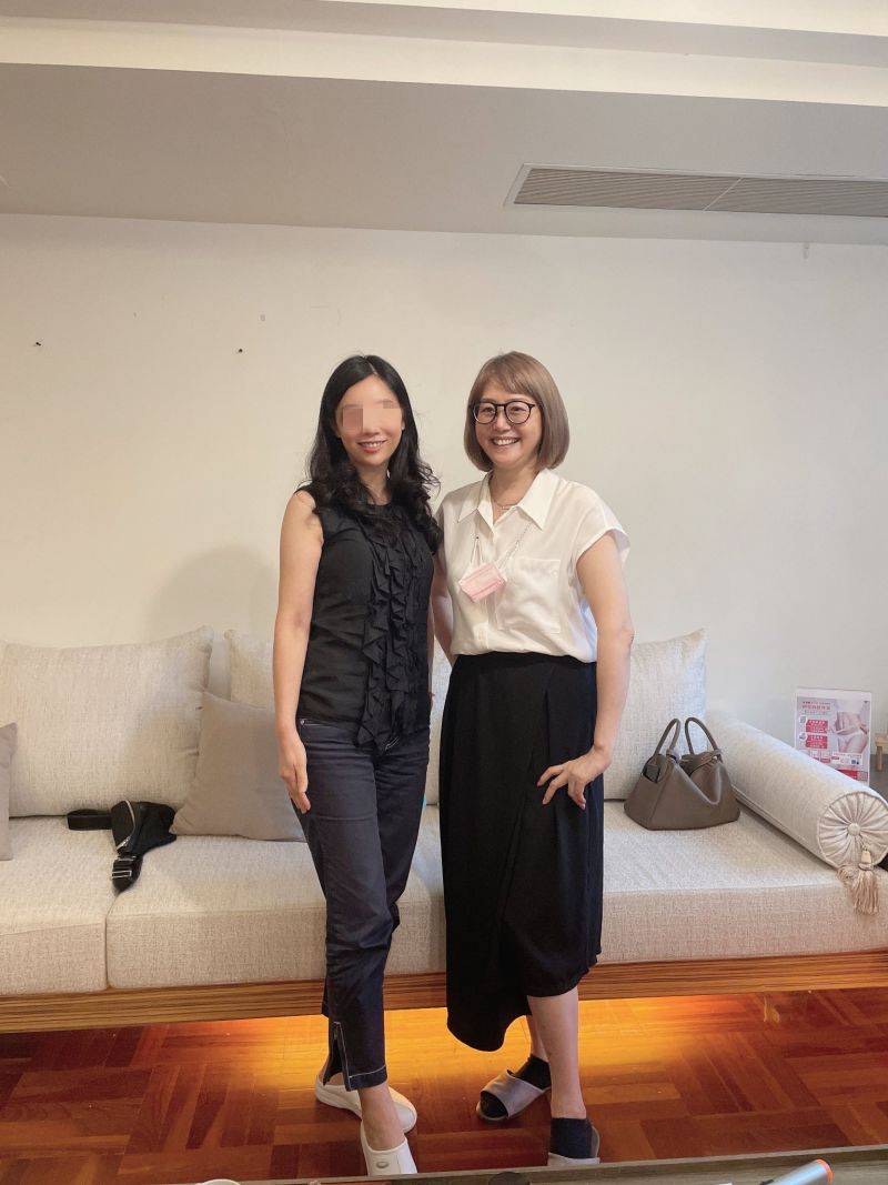 已然59歲的崔麗心（右），臉和體態算是保養得宜。（翻攝自成美健康集團臉書）