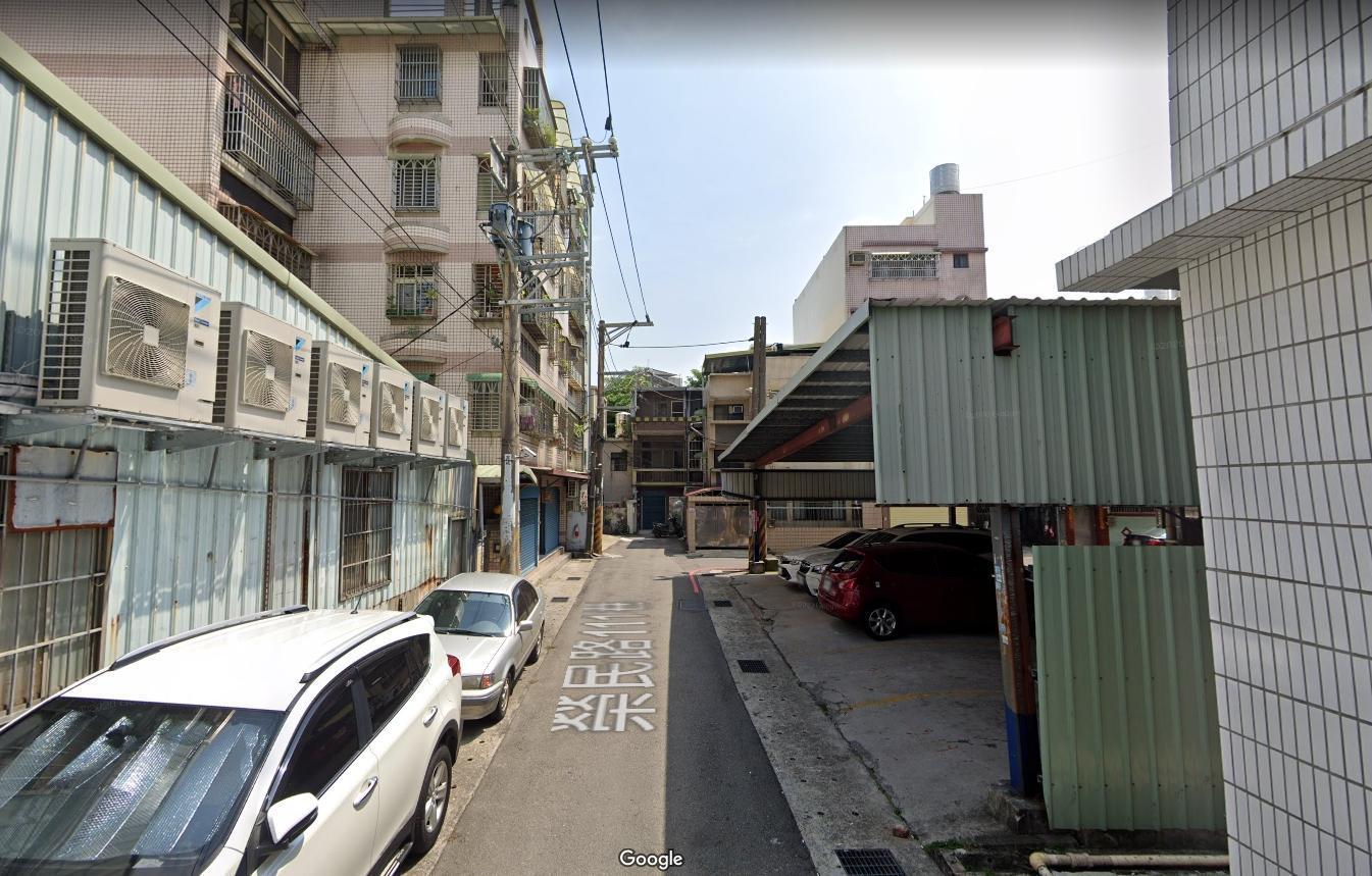 桃園中壢榮民路111巷弄內一透天凶宅,8月將在法拍市場上三拍。圖為該物件周邊巷弄,非凶宅。(翻攝 Google Map)
