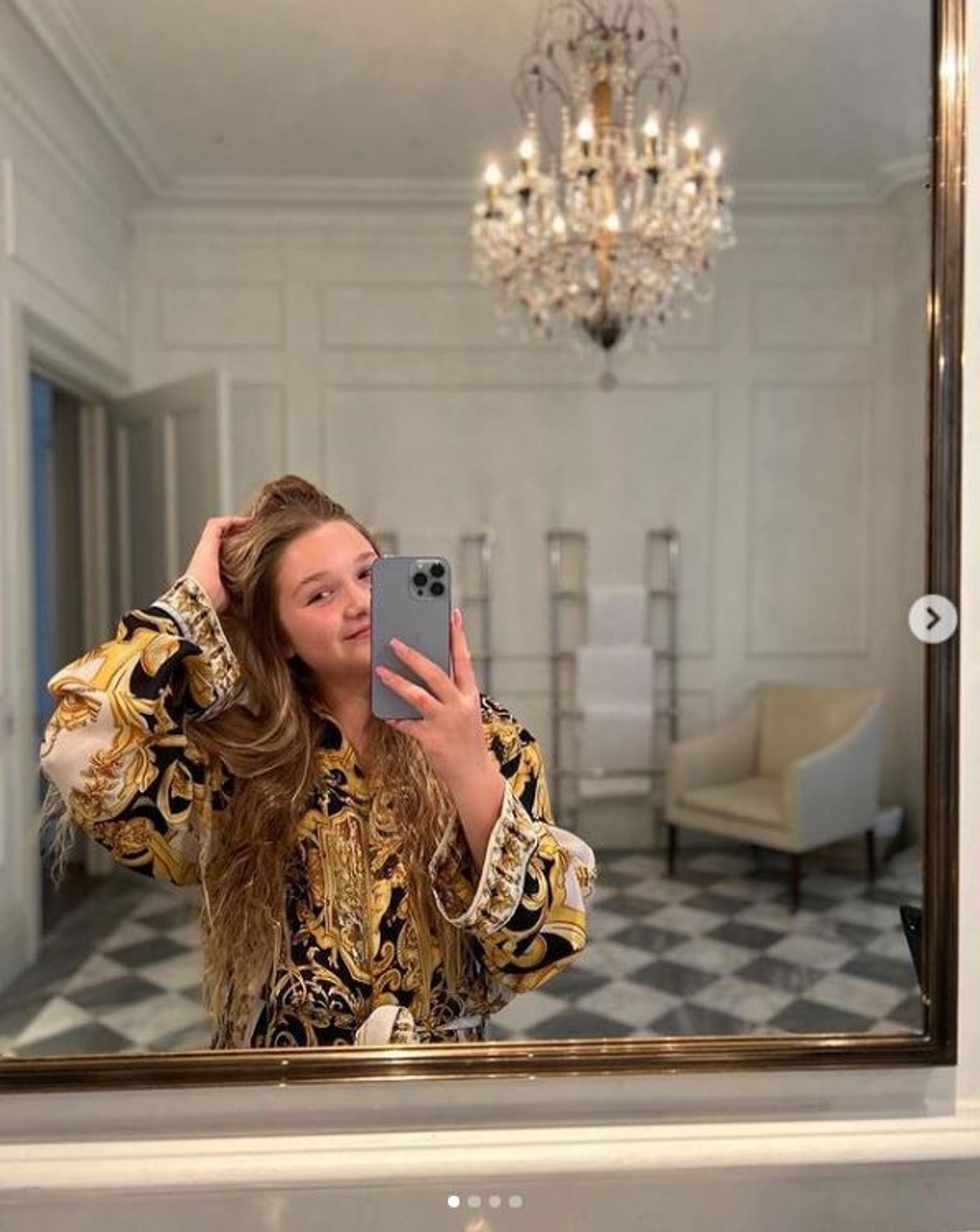 哈珀在家裡的浴室自拍。（翻攝Victoria Beckham IG）