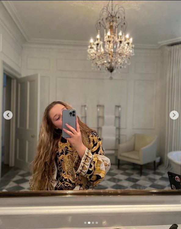 哈珀穿著名牌浴袍自拍，浴室裡的水晶燈很吸睛。（翻攝Victoria Beckham IG）