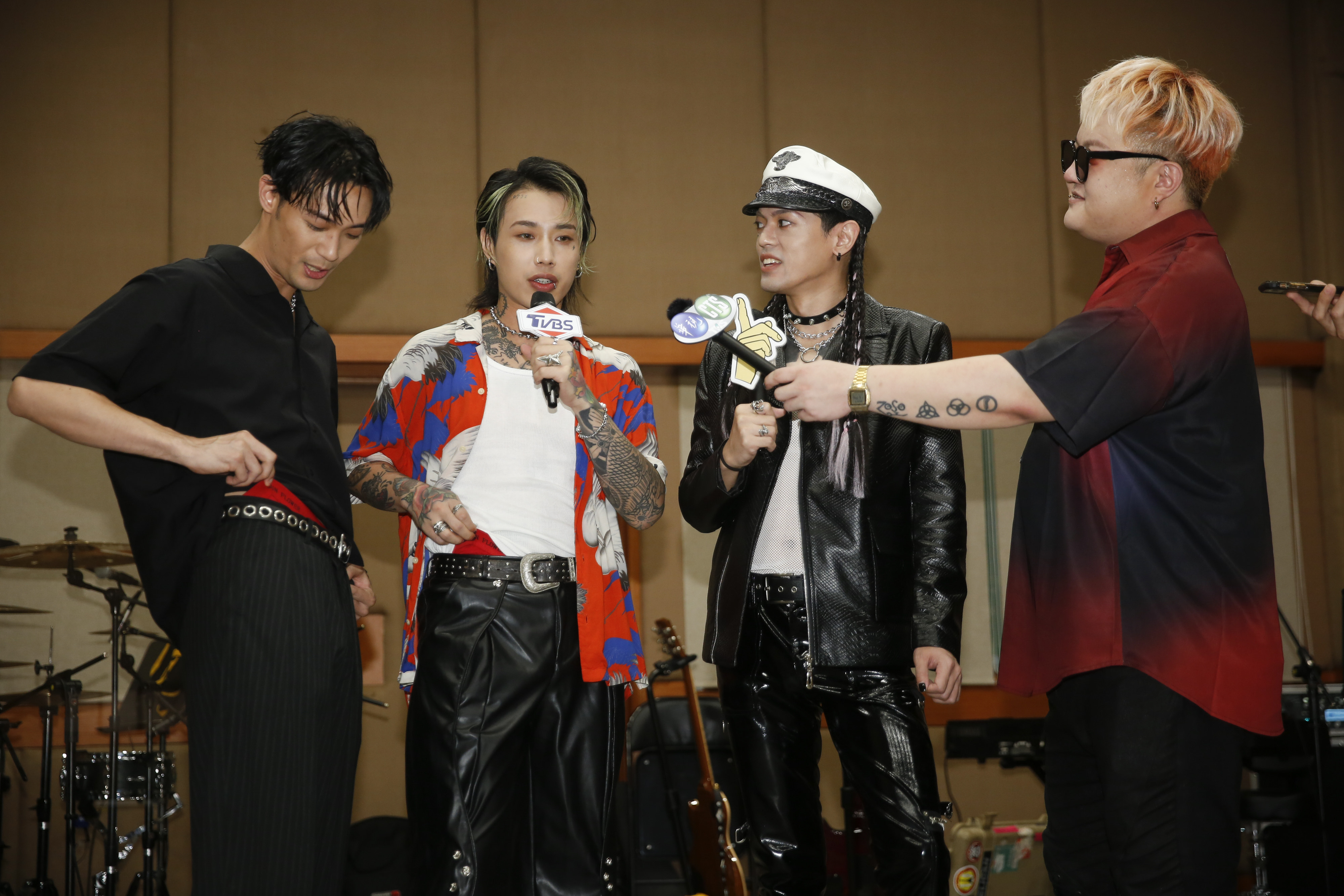 TRASH練團展現LIVE實力,博文還秀紅內褲。