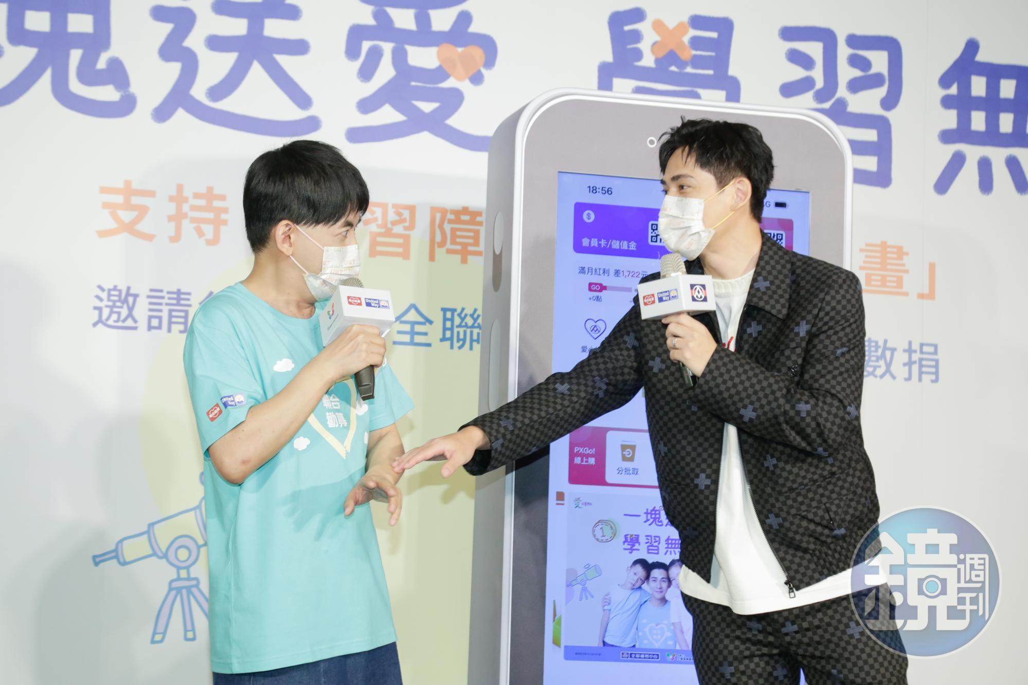 仔仔和主持人黃子佼在台上一搭一唱趣味十足。