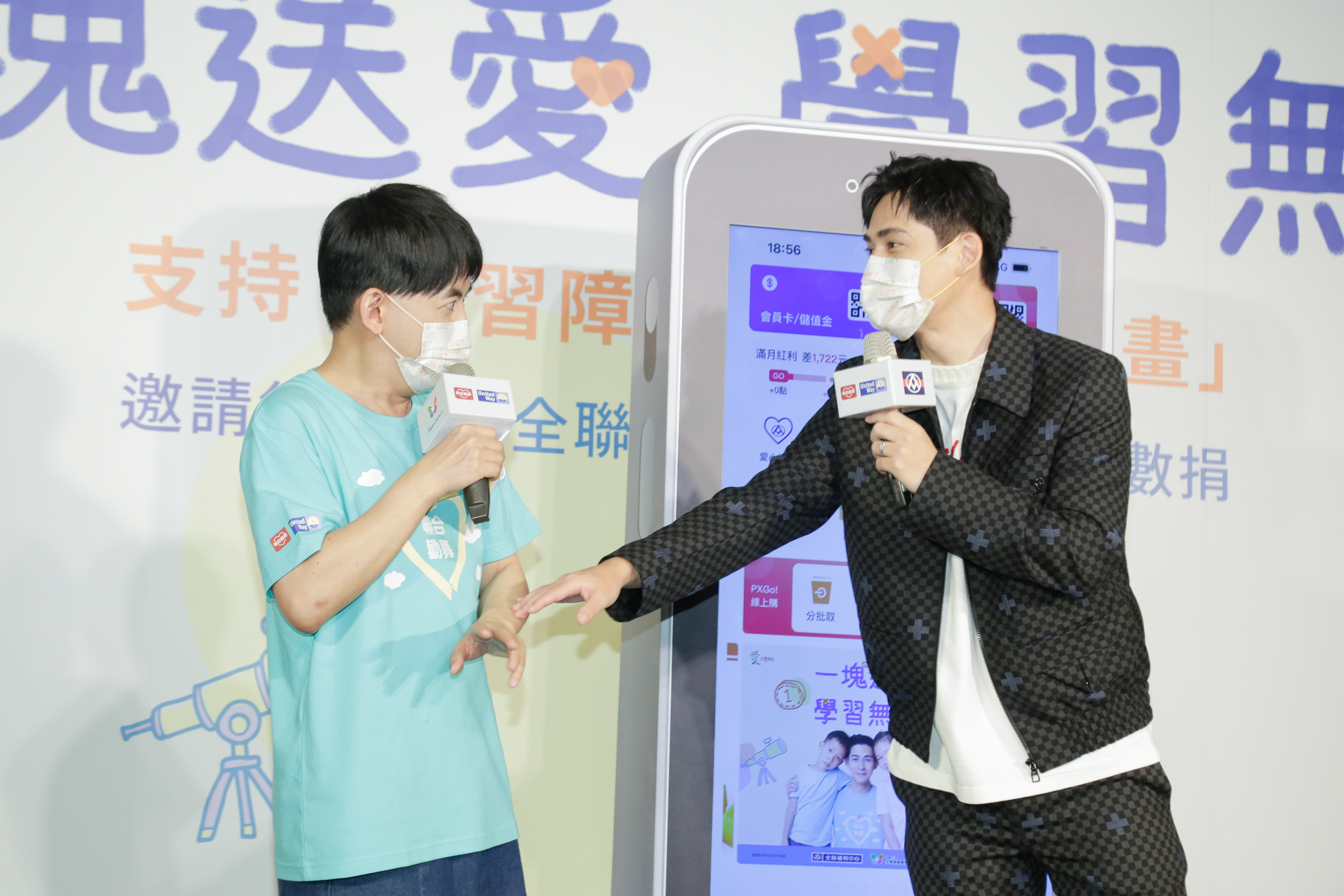 仔仔和主持人黃子佼在台上一搭一唱趣味十足。