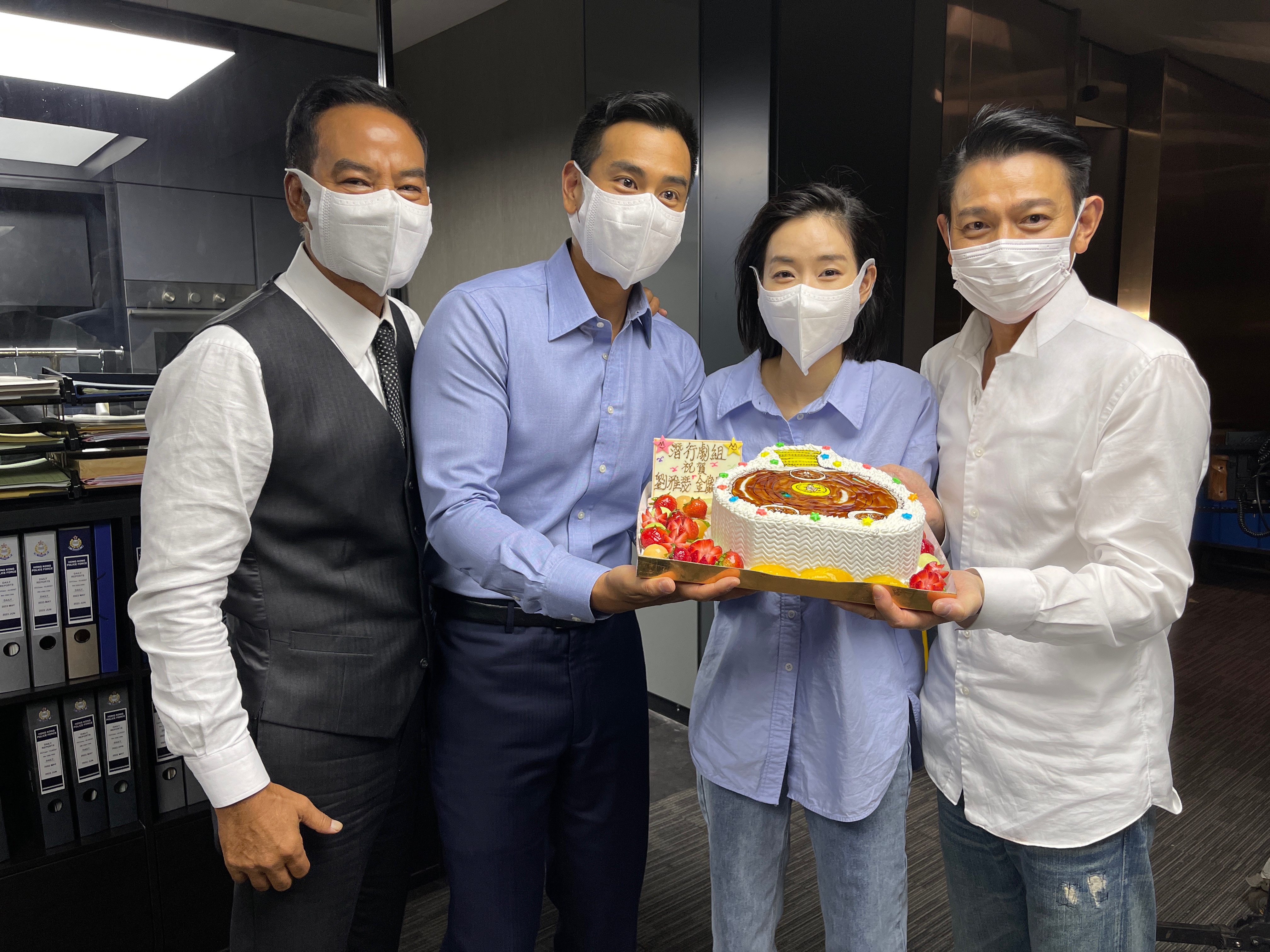 劉雅瑟（右2）奪影后，劉德華（右1）、彭于晏（左2）、任達華送上蛋糕為她祝賀。（滾動工作室）