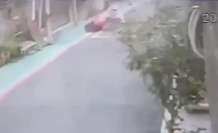 彭男搶皮包還摔車。（翻攝畫面）