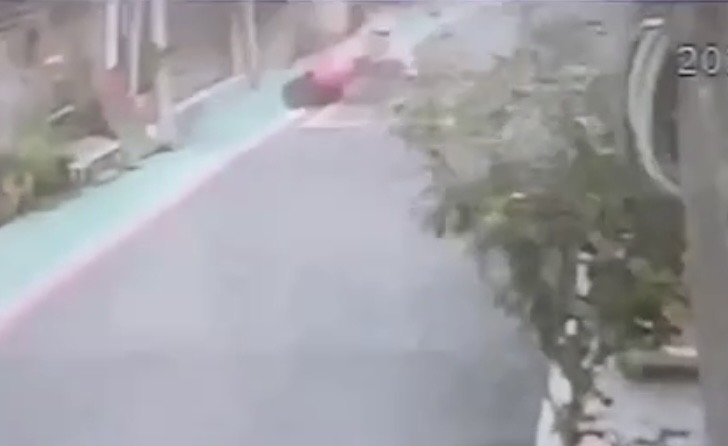 彭男搶皮包還摔車。（翻攝畫面）