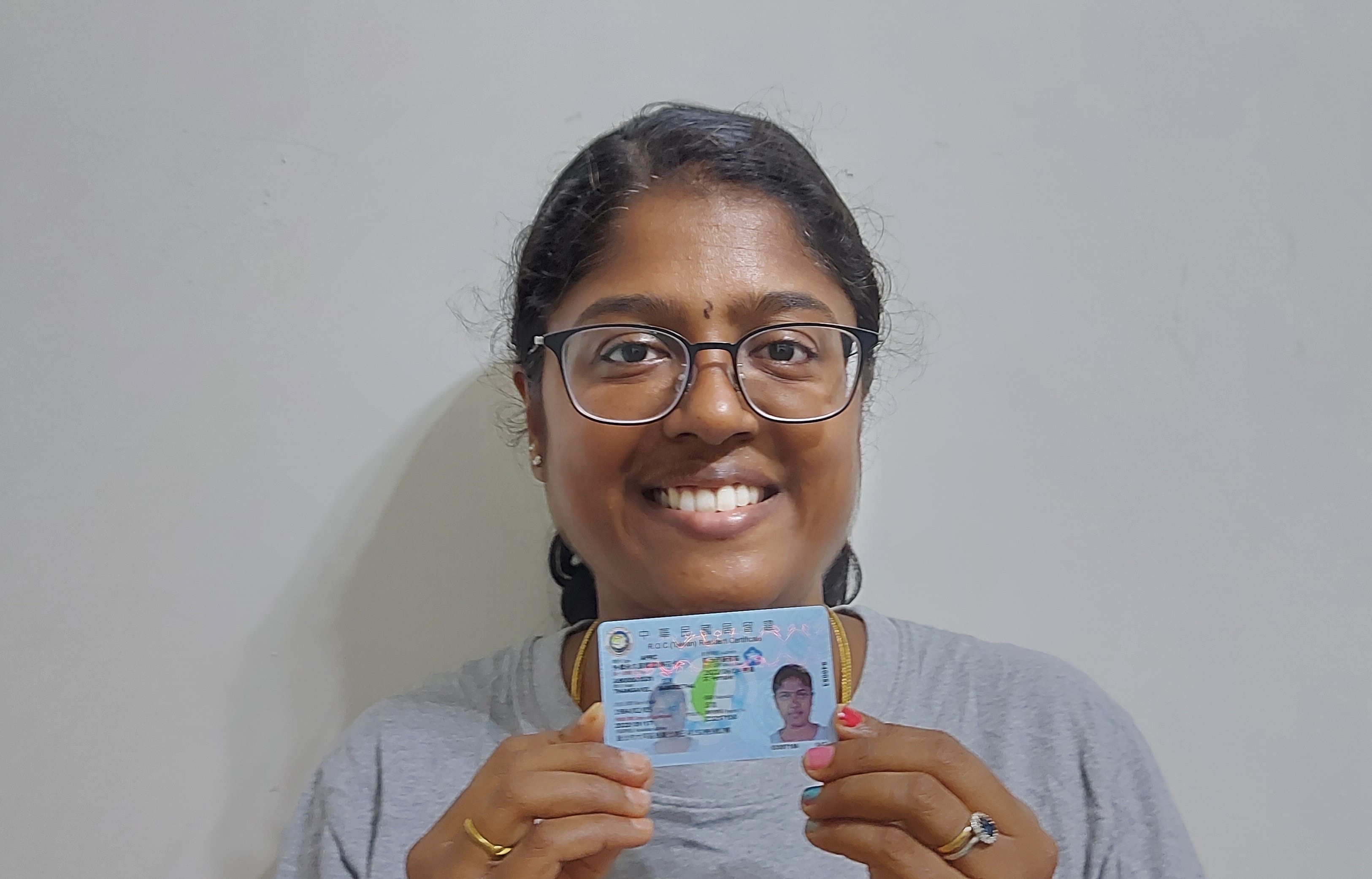 吉塔以高級專業人才，深獲外僑永久居留證「梅花卡」。（移民署提供）