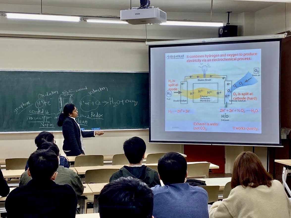 吉塔授課，受到學生喜愛。（移民署提供）