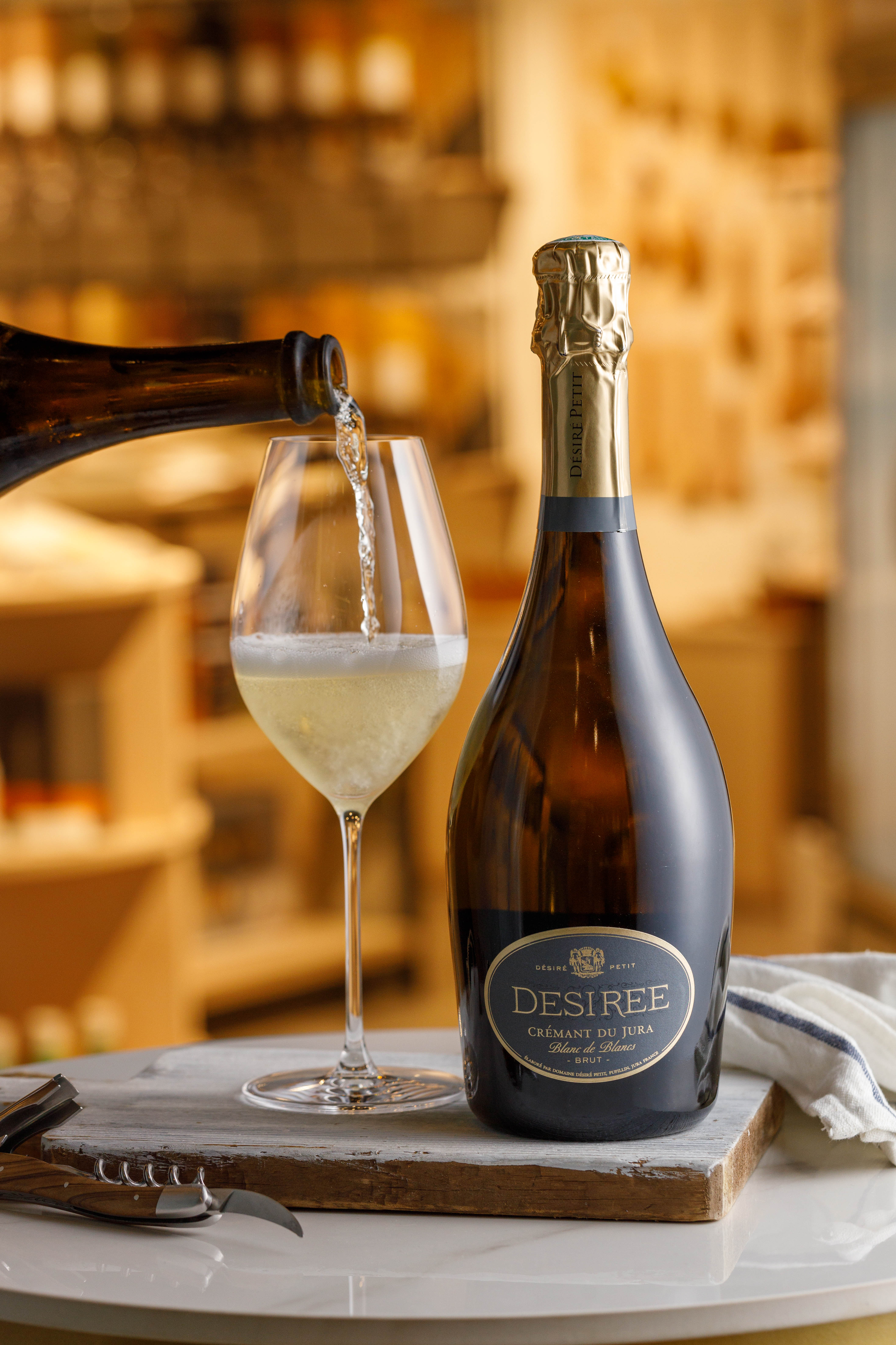 「Domaine Désiré Petit Cuvée Désiré Blanc de Blancs Crémant du Jura NV」是採用夏多內葡萄釀造的白中白氣泡酒,氣泡細緻,果味爽口。(480元/杯)