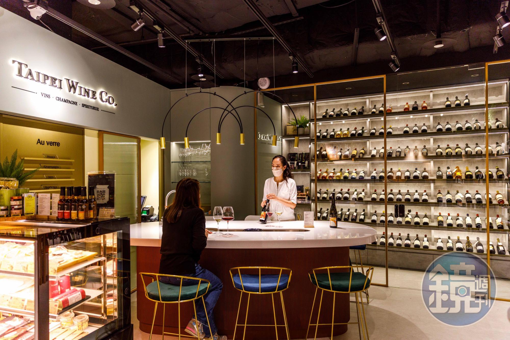 「小小酒」以Taipei Wine Co.旗下品牌之姿進駐春大直商場，每日提供10款單杯酒選項。
