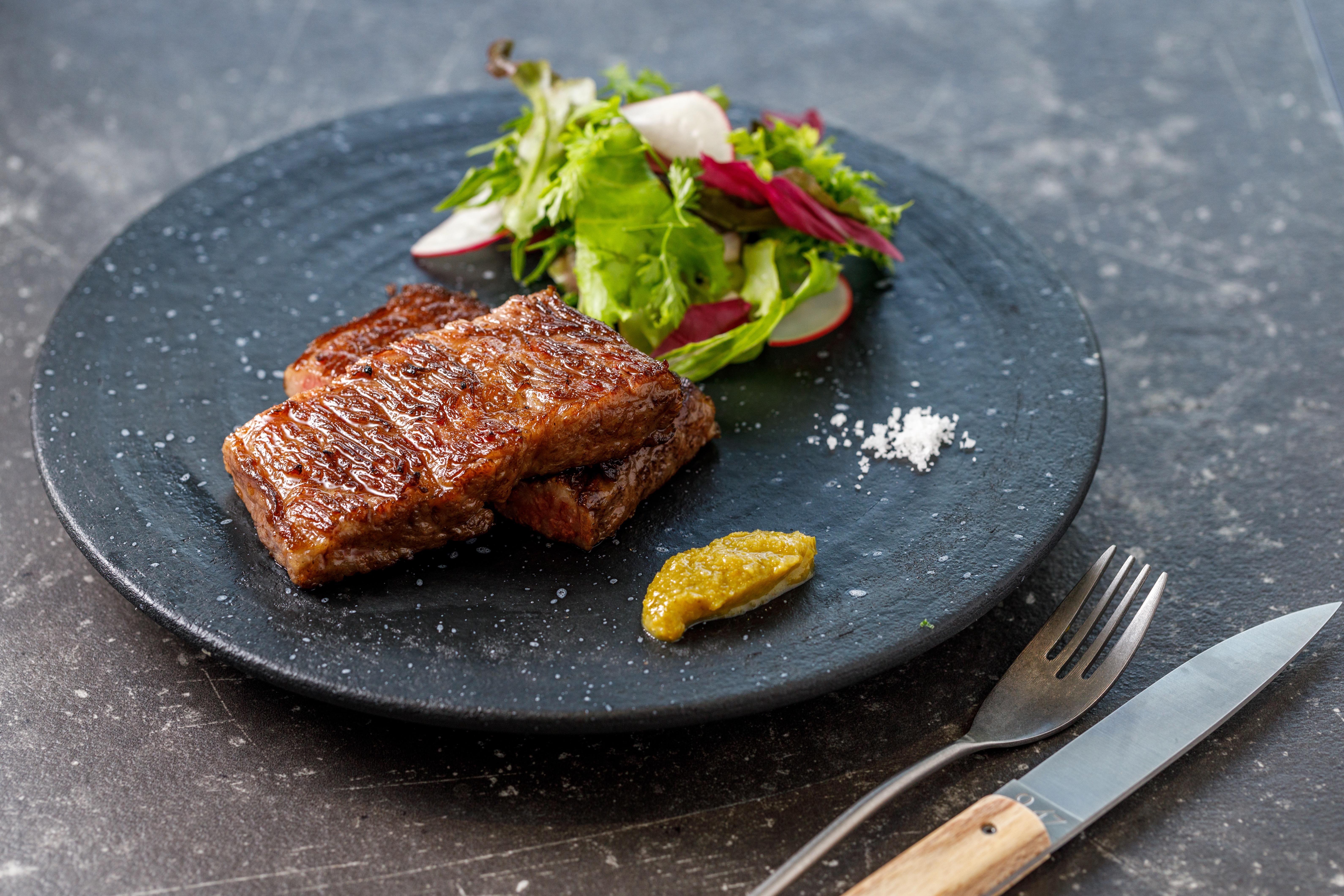 在「和牛研究室」超市選購肉品，另加烹調費即可現場享用，吃法多元。