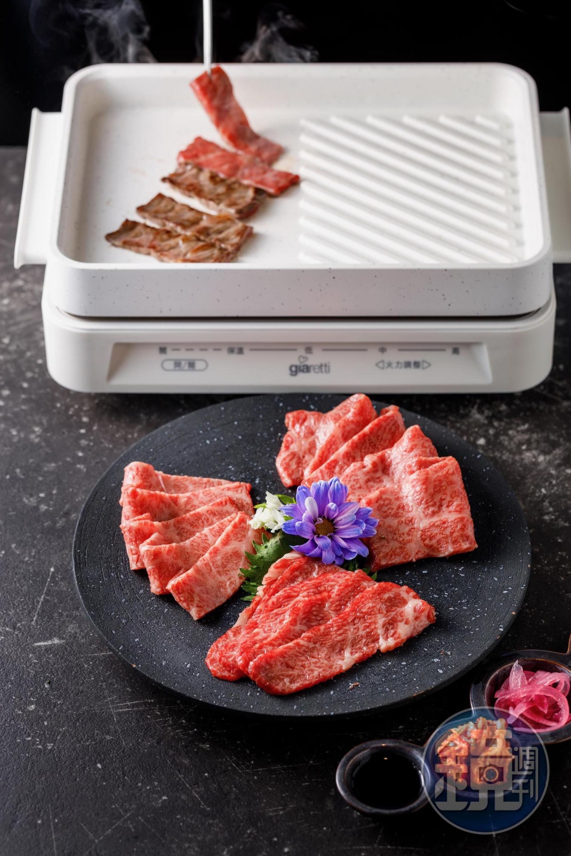 新菜「和牛燒肉」隨附精選3款部位的肉片盤、漬物、泡菜與千成亭燒肉醬，提供美型燒烤爐，讓你現烤現吃。（1,880元／份，4盎司，限下午茶時段供應）