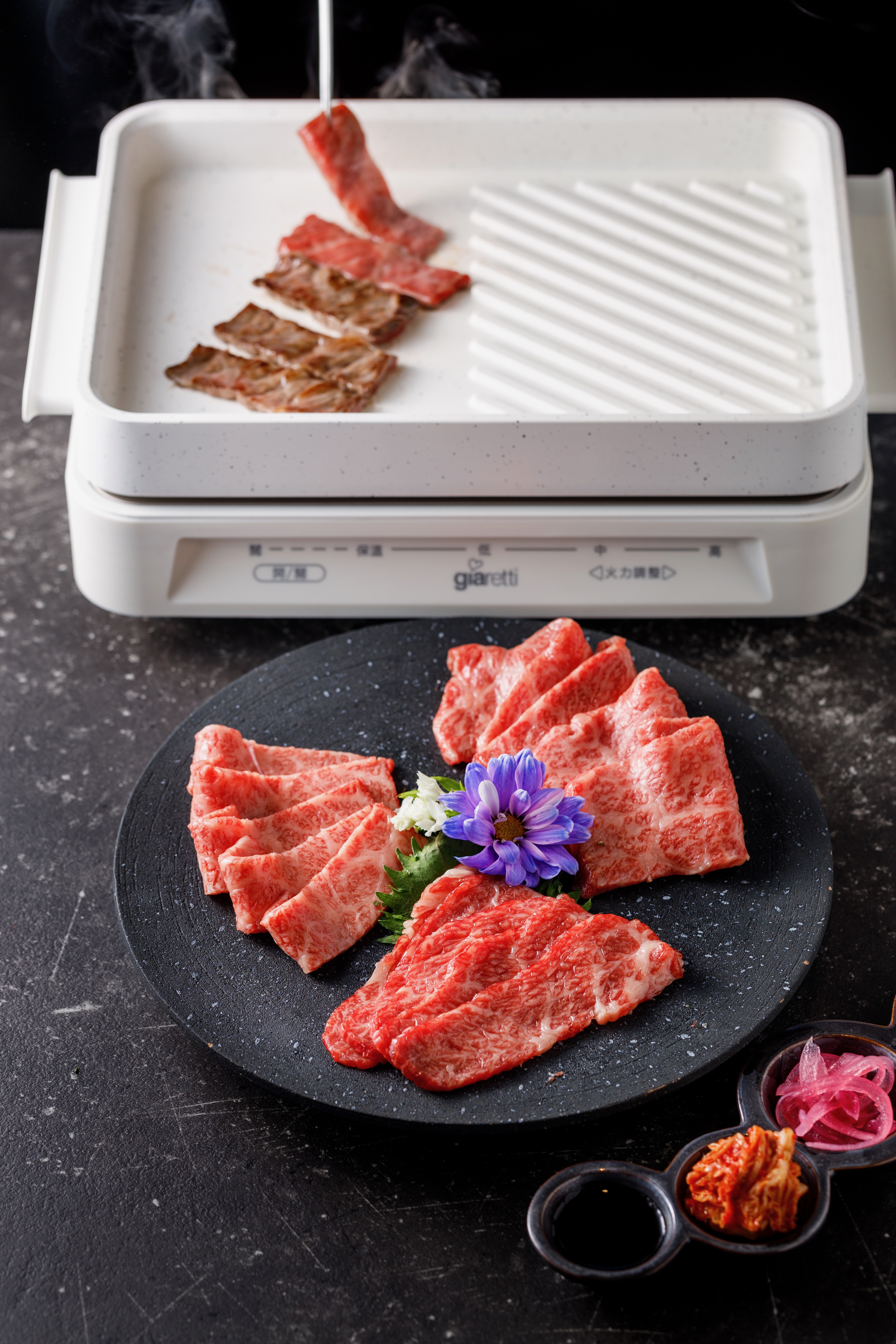 新菜「和牛燒肉」隨附精選3款部位的肉片盤、漬物、泡菜與千成亭燒肉醬，提供美型燒烤爐，讓你現烤現吃。（1,880元／份，4盎司，限下午茶時段供應）