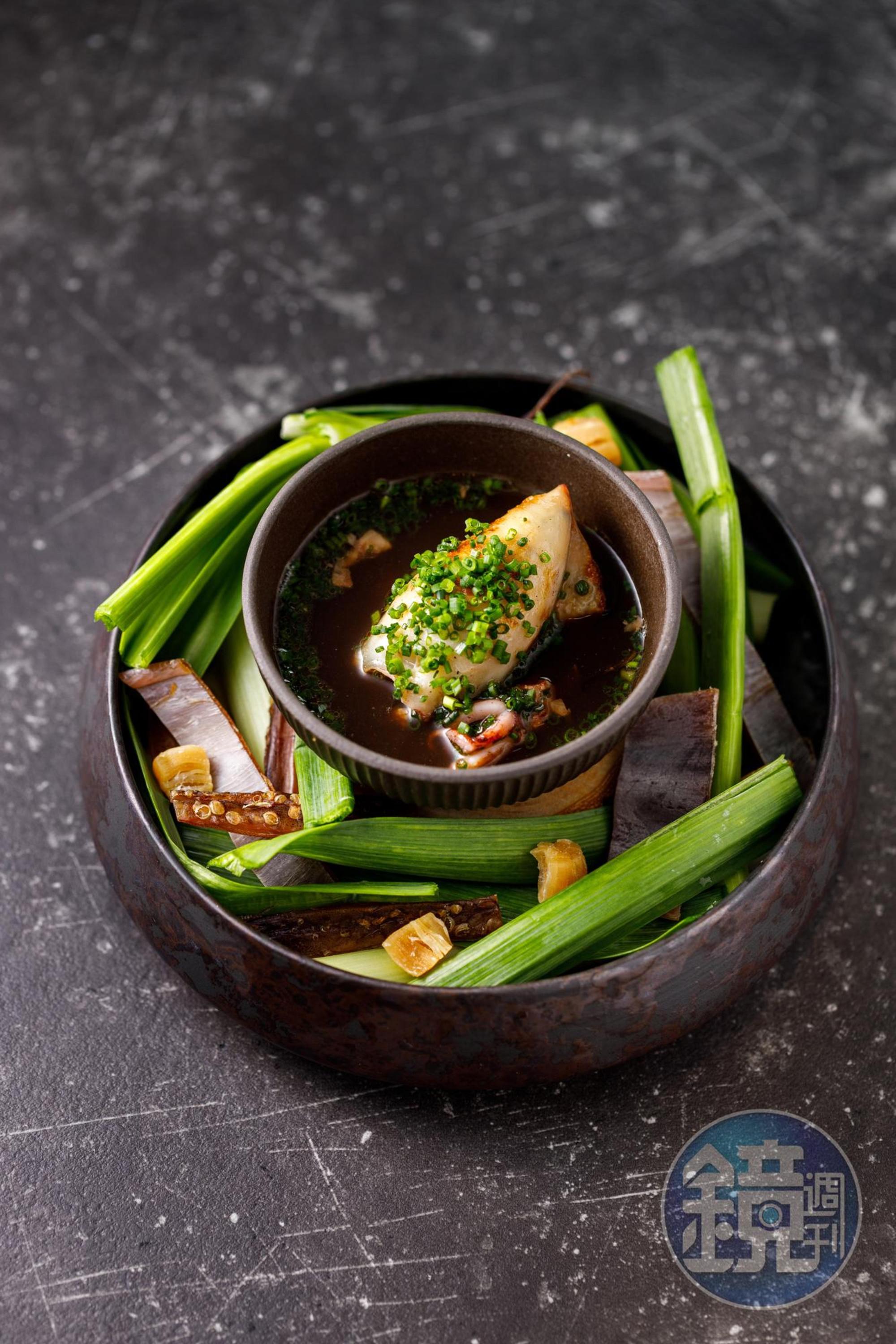 「近江牛肩頸肉，魷魚，大蒜」精挑少見的和牛肩頸部位燉煮，口感Q彈，以小捲取代魷魚，塞入炒香菇丁、筍丁。（760元／份，晚餐限定）
