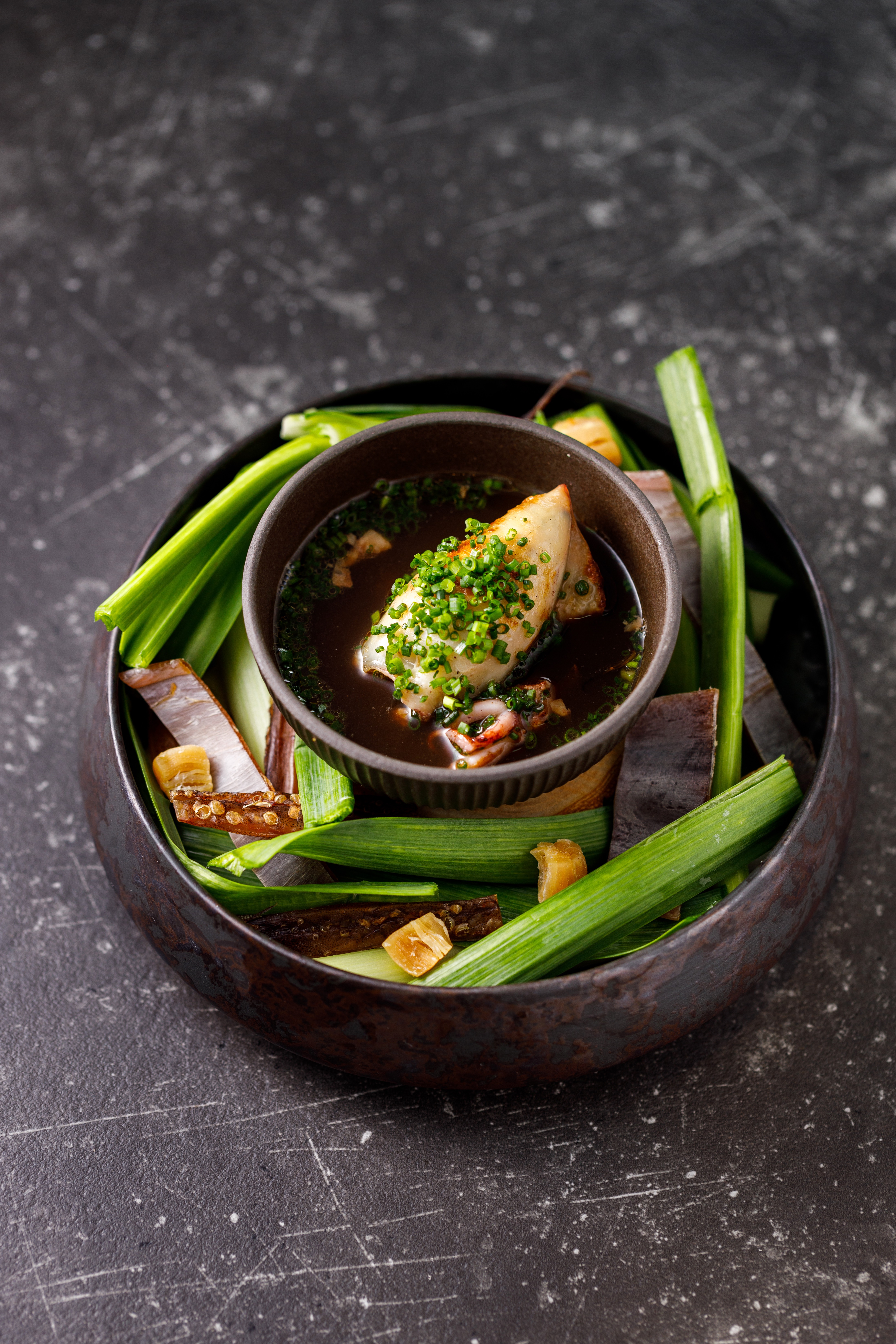 「近江牛肩頸肉，魷魚，大蒜」精挑少見的和牛肩頸部位燉煮，口感Q彈，以小捲取代魷魚，塞入炒香菇丁、筍丁。（760元／份，晚餐限定）