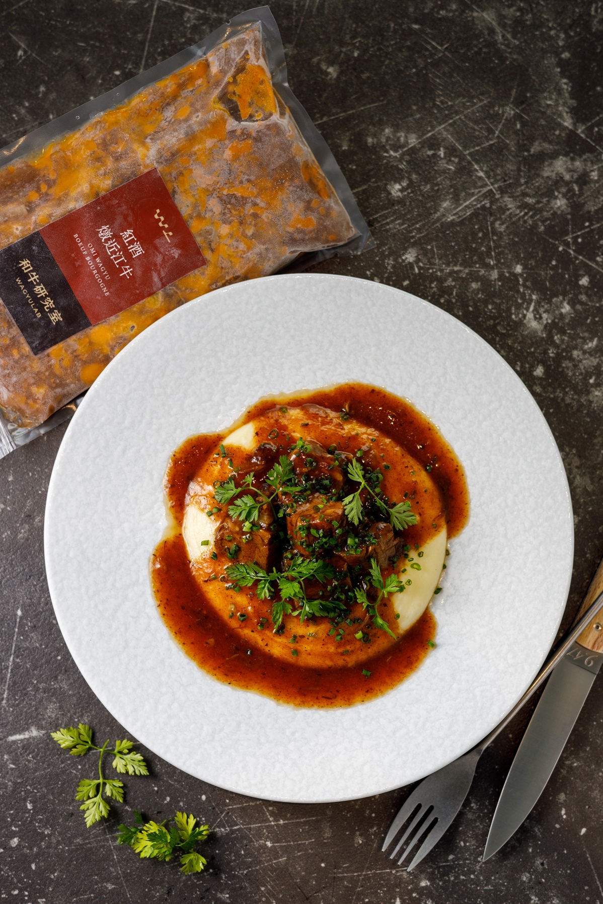 「紅酒燉近江牛」料理包（左後，520元／包），選用帶一點筋的和牛腿肉與蔬菜耗時慢燉1天，回家加熱澆淋白飯，就是一餐濃郁豐美。
