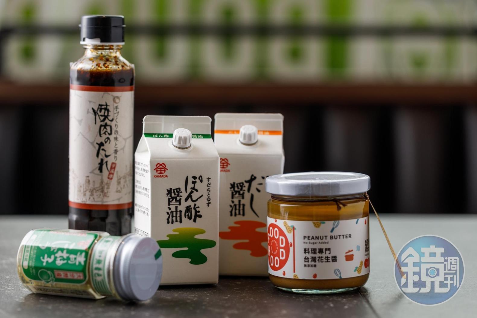 迷你超市販售琳瑯滿目的醬汁與蘸料，推薦「千成亭燒肉醬（左後）」、「鎌田醬油 酸橘醋醬油（左二）」「鎌田醬油 高湯醬油（左三）」、「大分銅金青柚子胡椒（左一）」與苗林行自有品牌「料理專門台灣花生醬（右）」。（價格店洽）