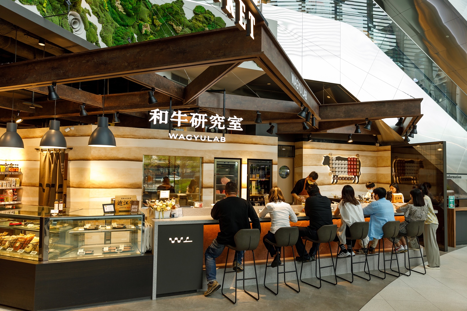 「和牛研究室」規劃吧台用餐區、分切室與設置冷層櫃及選物店的迷你超市。